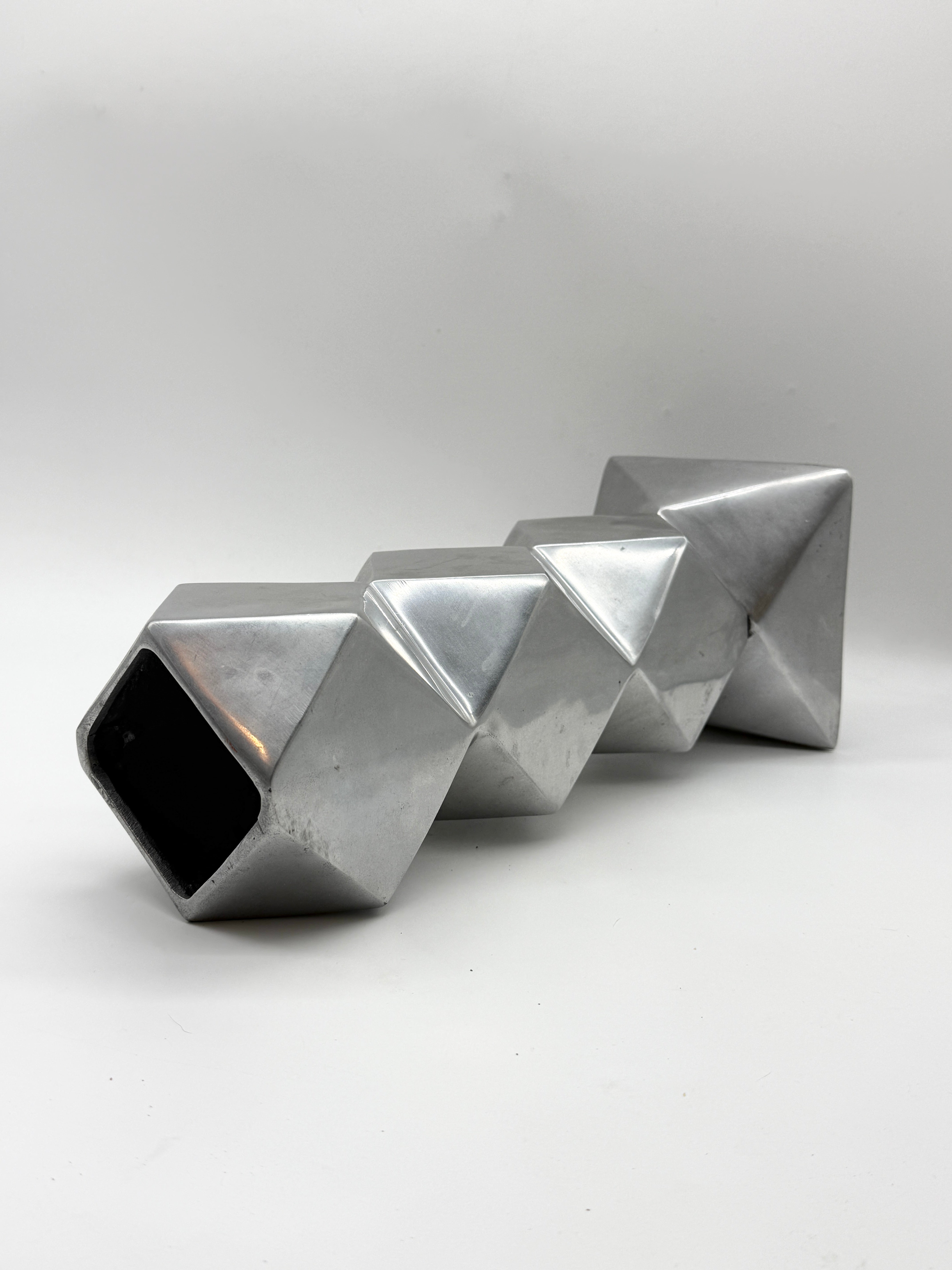 GRAND VASE SCULPTURAL EN FONTE D’ALUMINIUM, 1970s