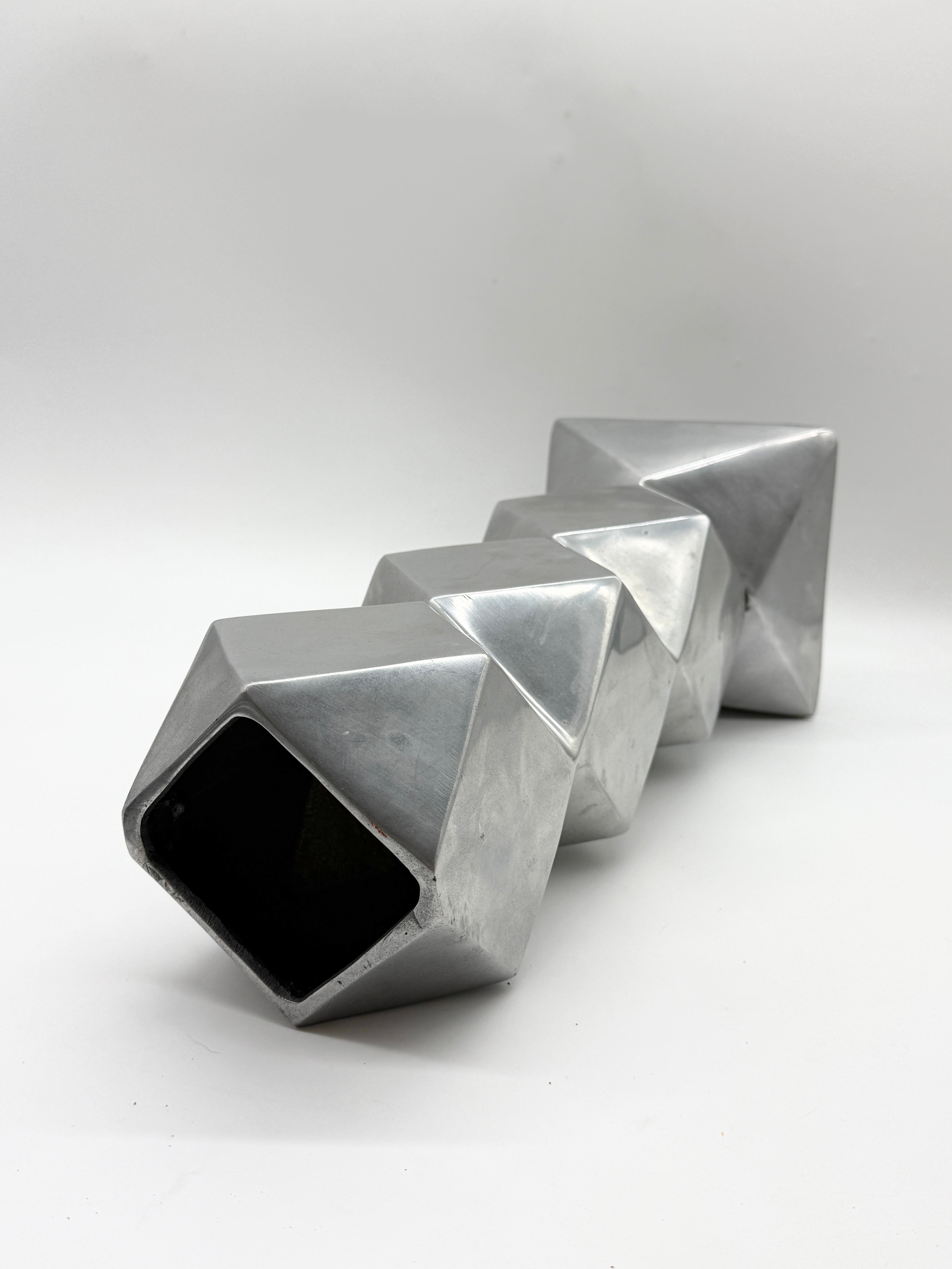 GRAND VASE SCULPTURAL EN FONTE D’ALUMINIUM, 1970s