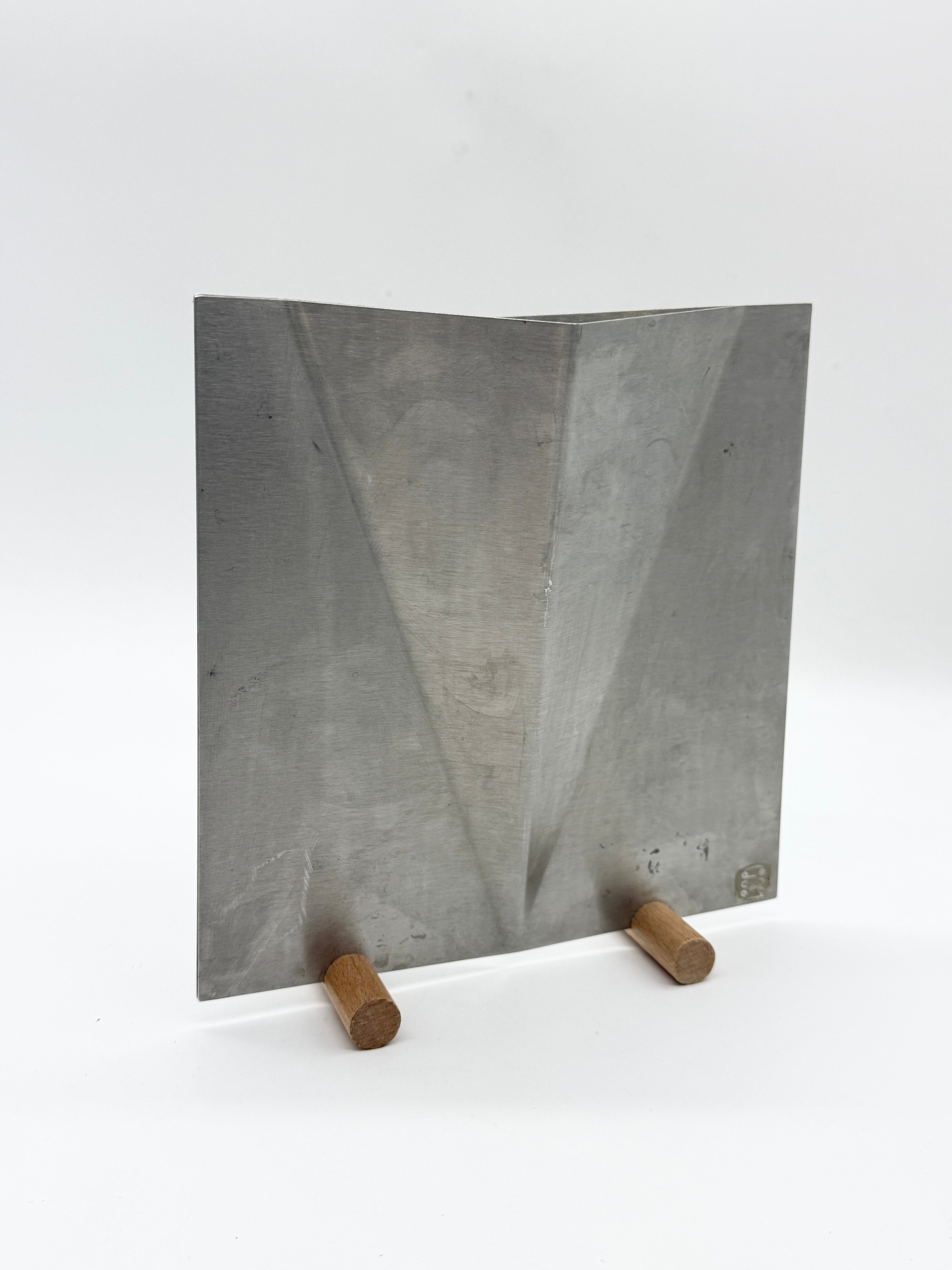 VASE SCULPTURAL EN ALUMINIUM BROSSÉ, 1980s