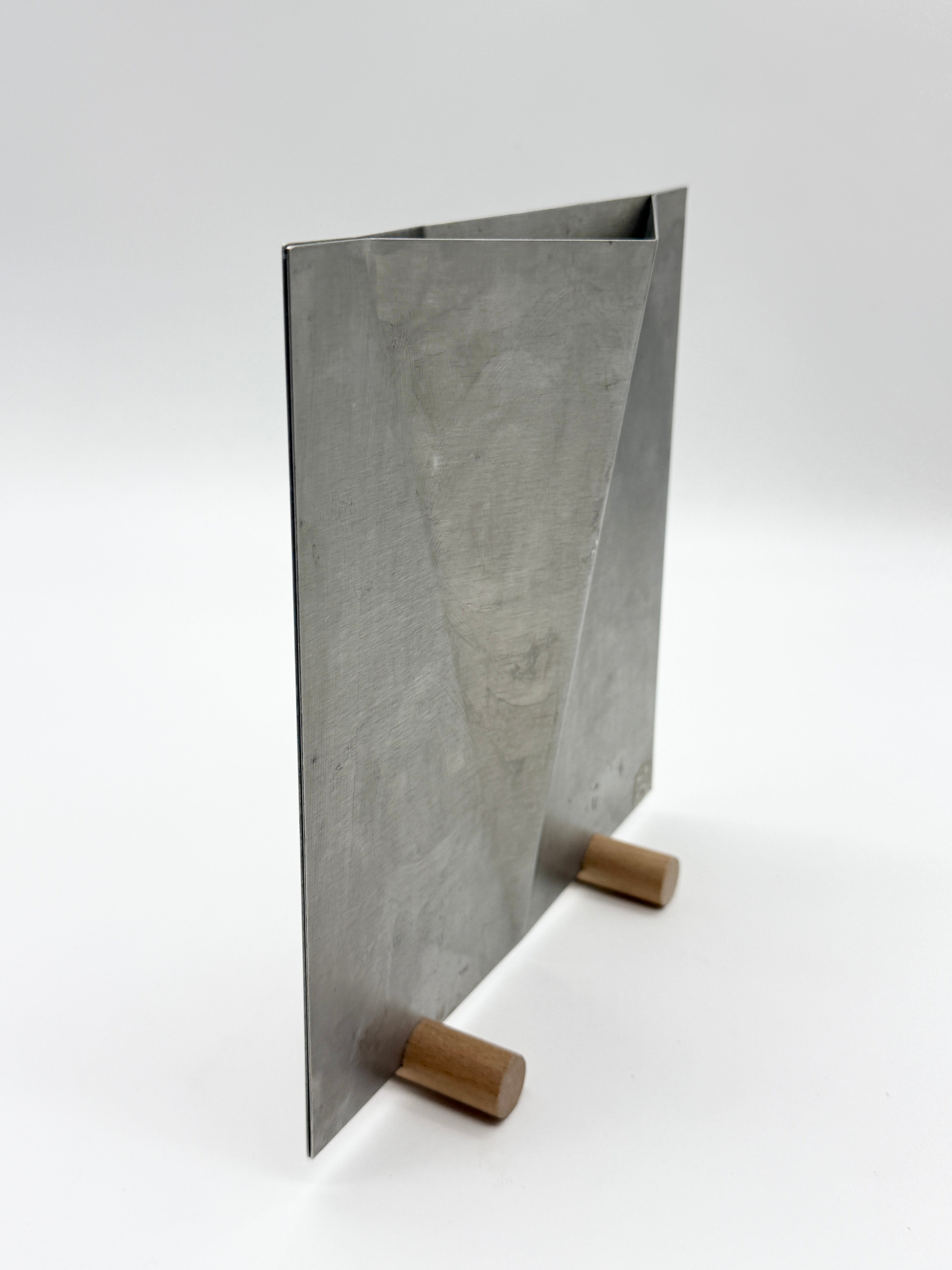 VASE SCULPTURAL EN ALUMINIUM BROSSÉ, 1980s