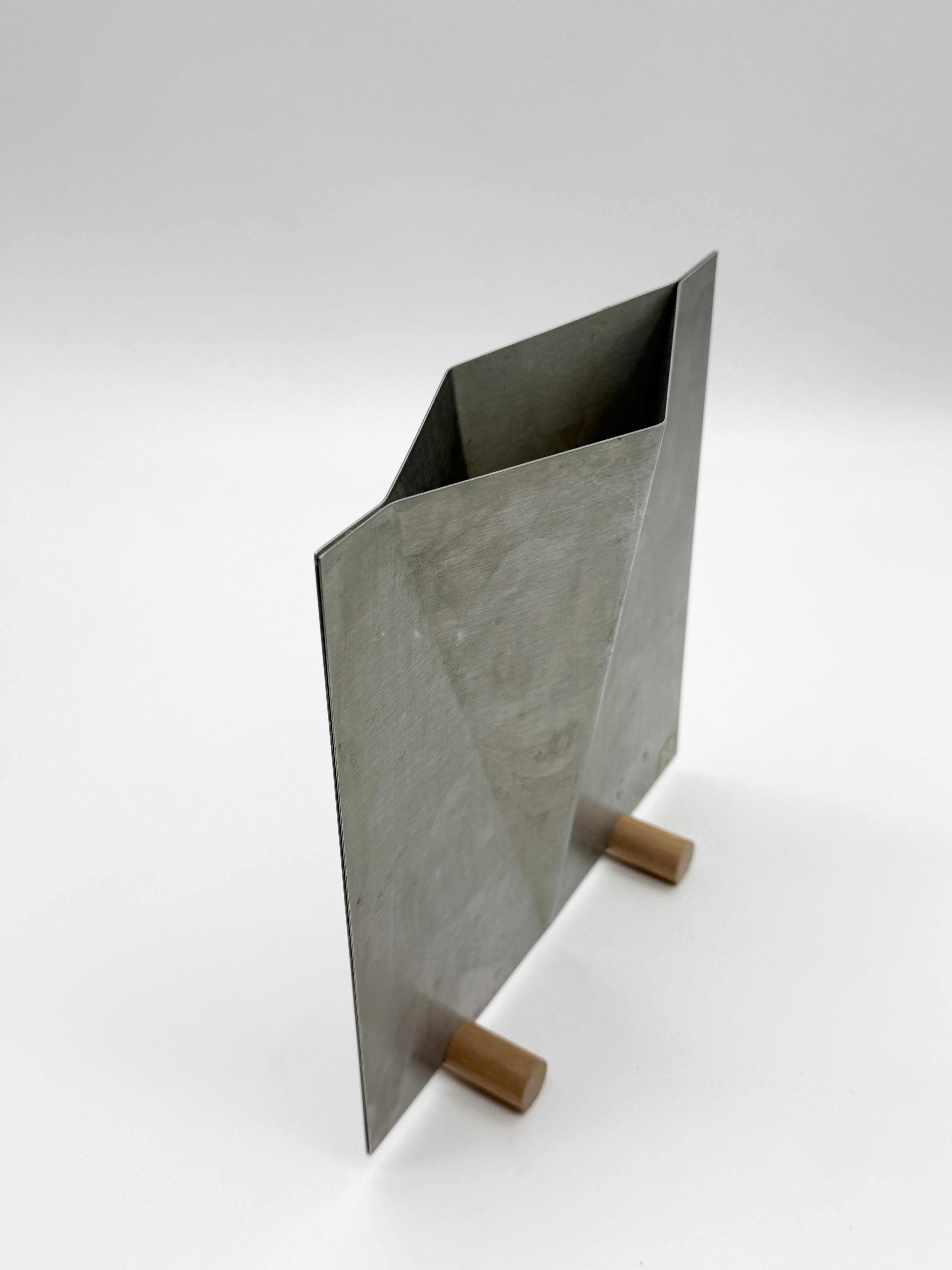 VASE SCULPTURAL EN ALUMINIUM BROSSÉ, 1980s