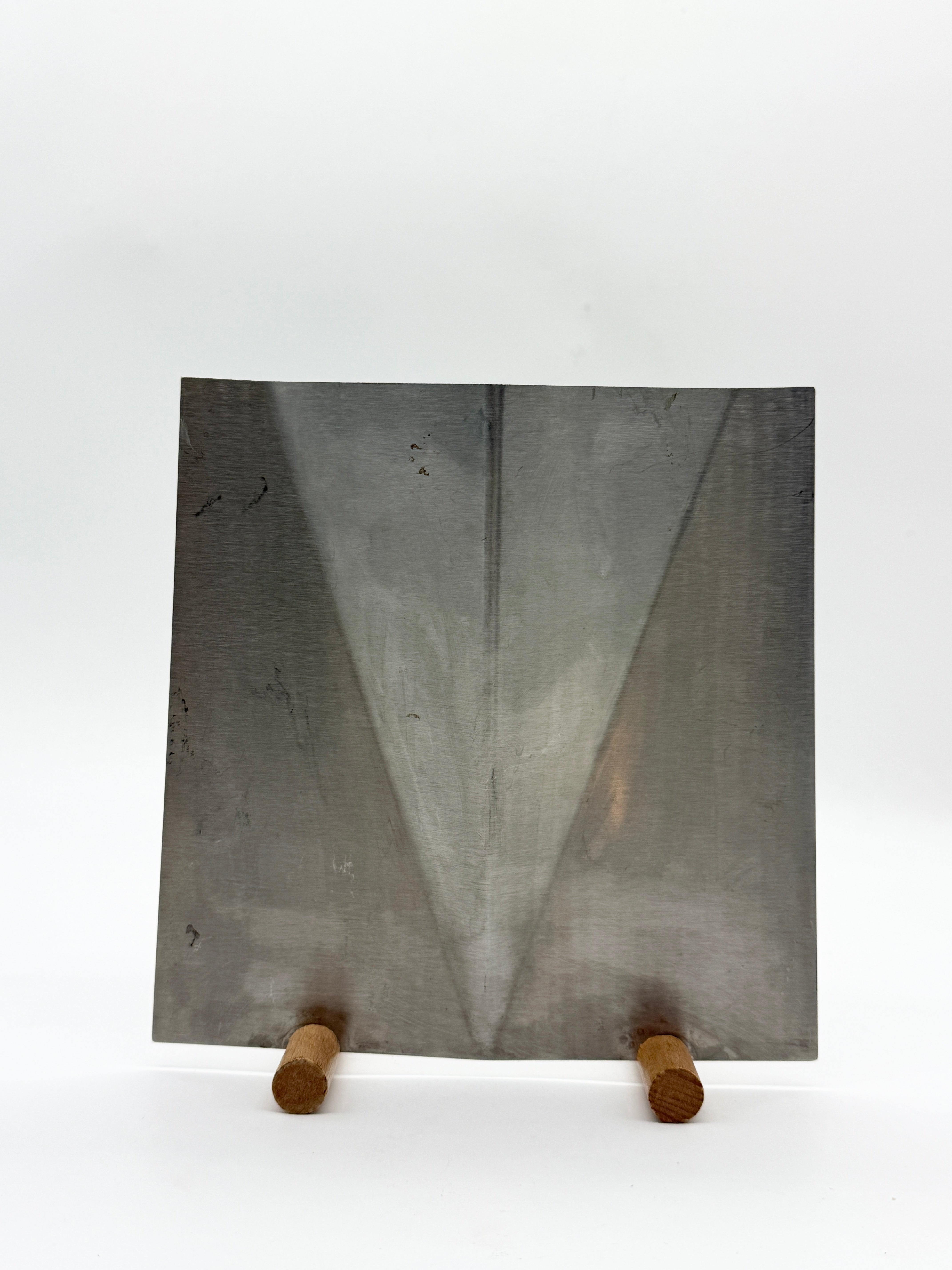 VASE SCULPTURAL EN ALUMINIUM BROSSÉ, 1980s