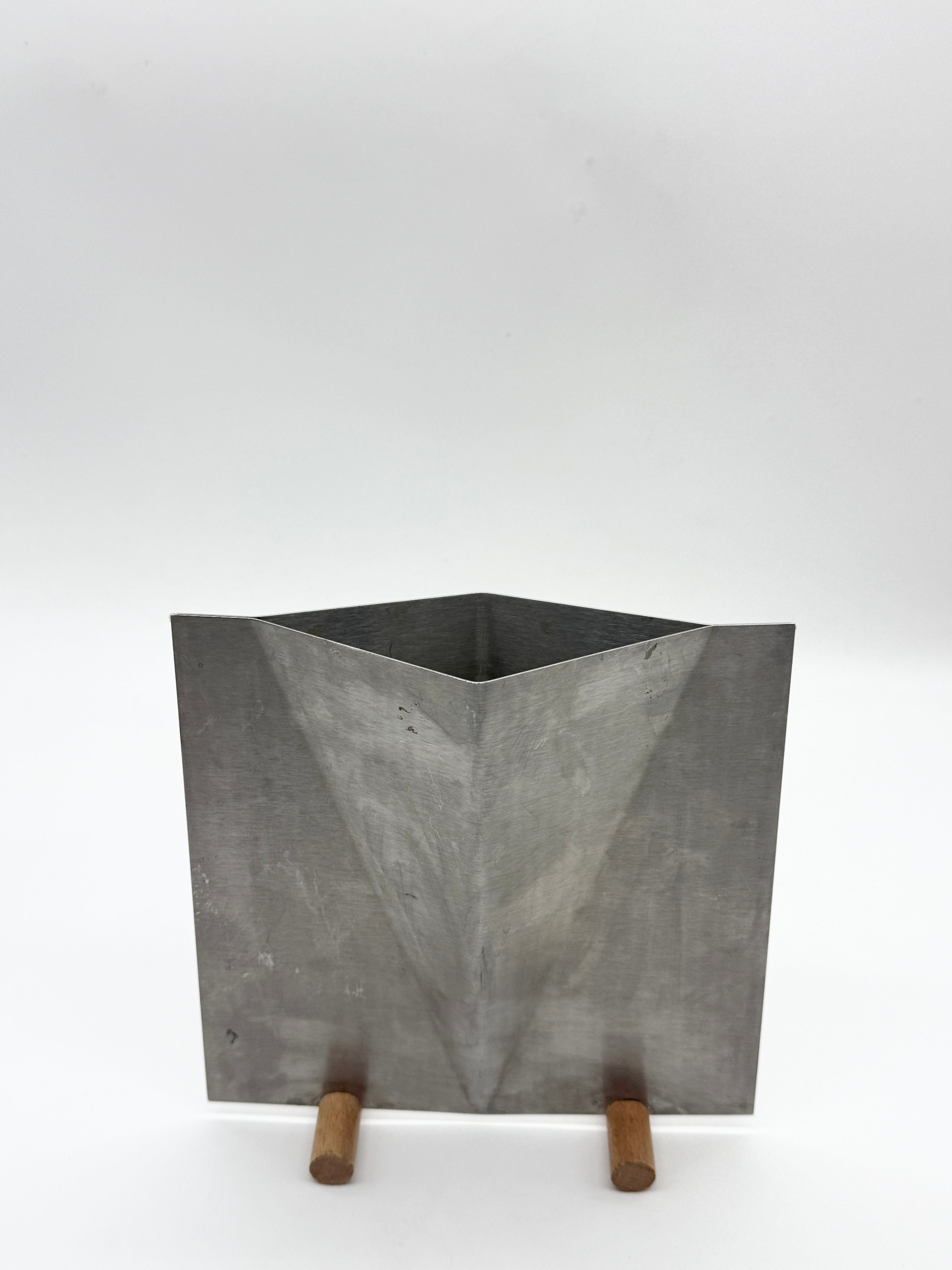 VASE SCULPTURAL EN ALUMINIUM BROSSÉ, 1980s