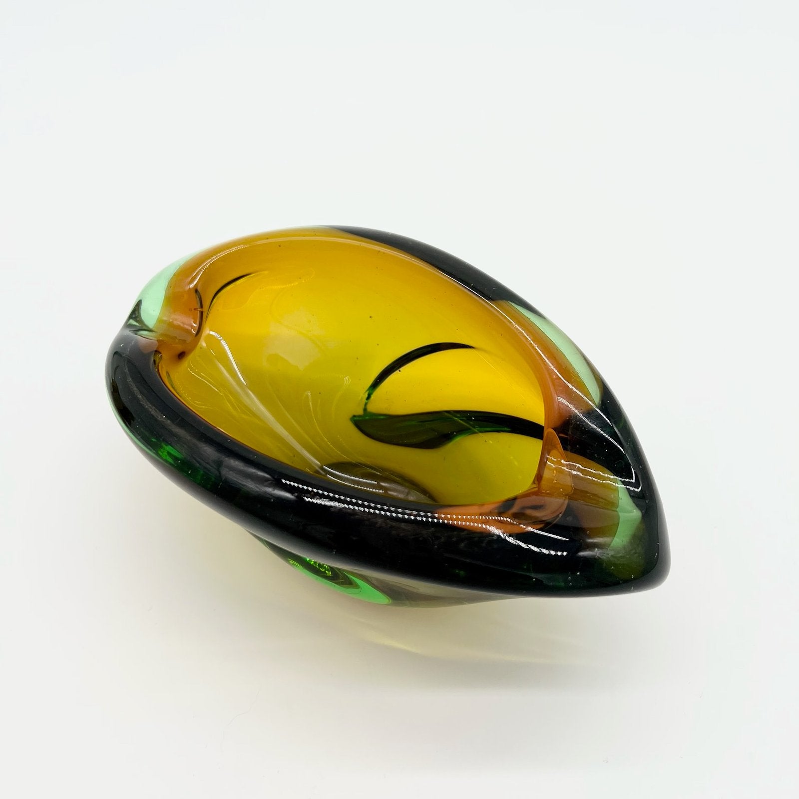 CENDRIER FORME LIBRE AMBRE ET VERT, CRISTAL DE BOHÈME, 1960
