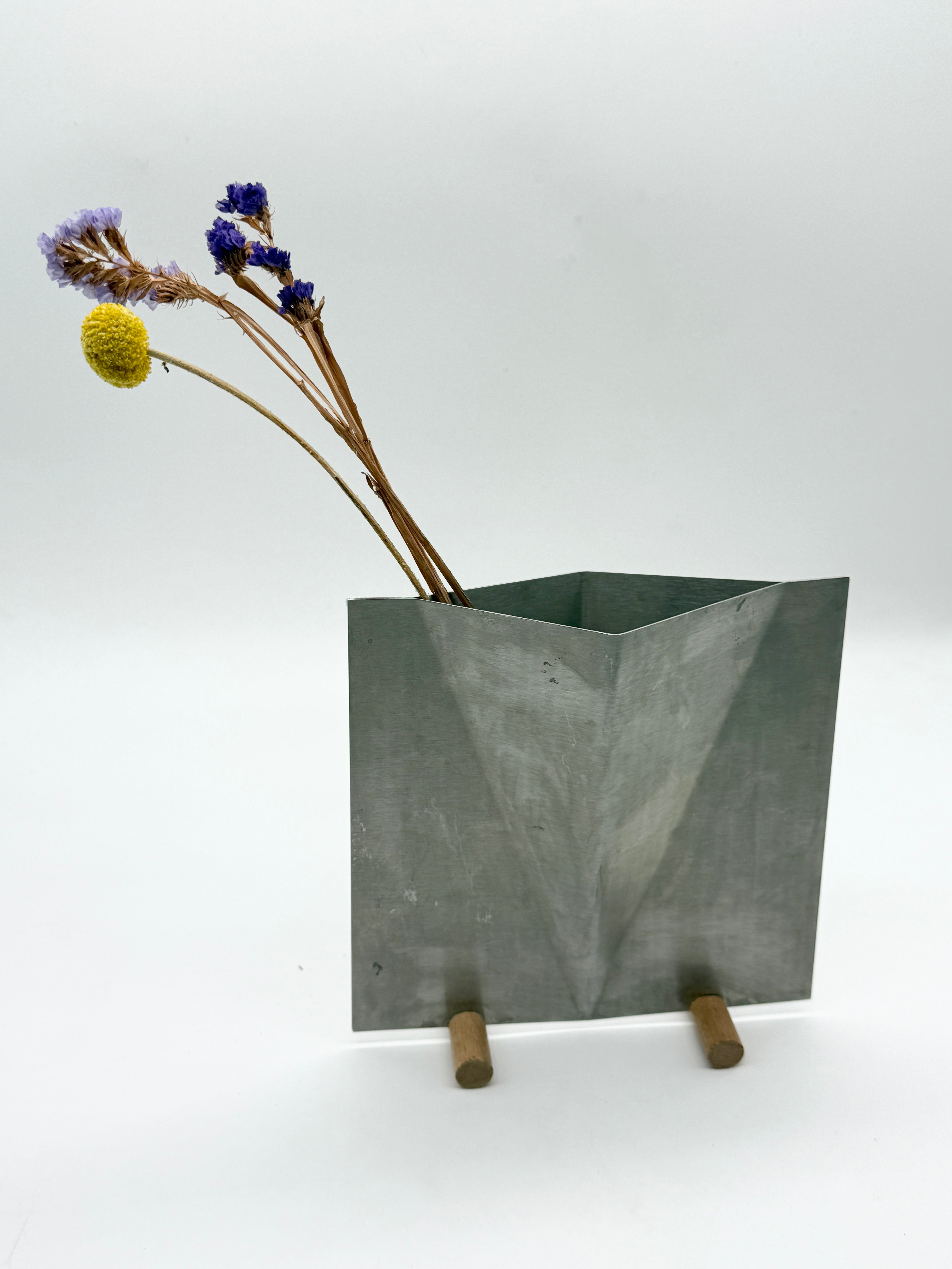 VASE SCULPTURAL EN ALUMINIUM BROSSÉ, 1980s