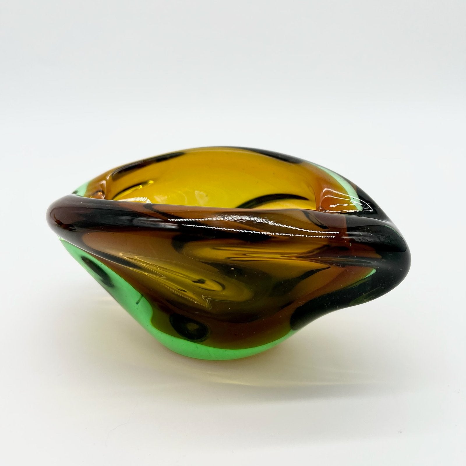 CENDRIER FORME LIBRE AMBRE ET VERT, CRISTAL DE BOHÈME, 1960