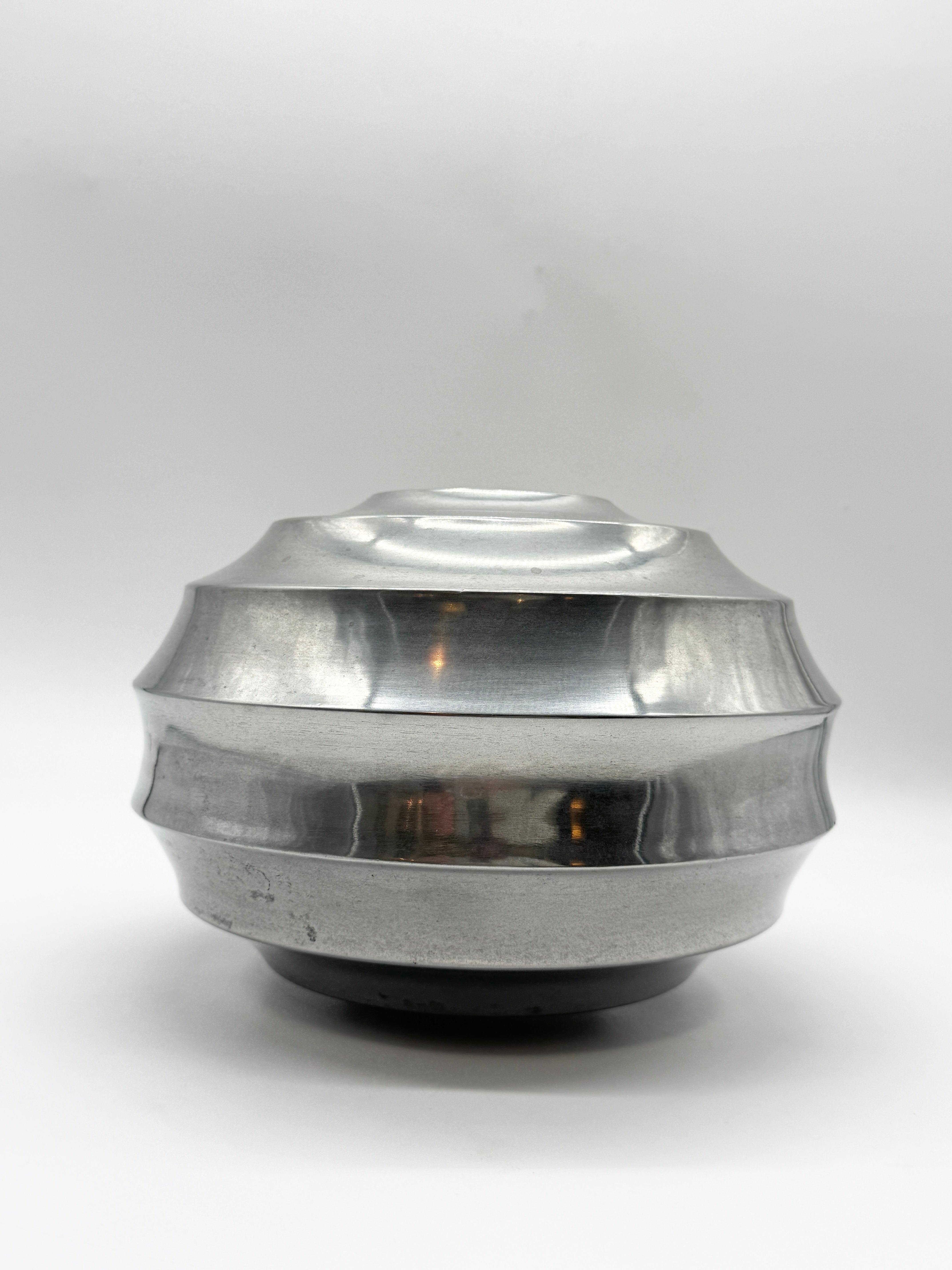 VASE SPACE "SOUCOUPE" EN FONTE D’ALUMINIUM, 1970s
