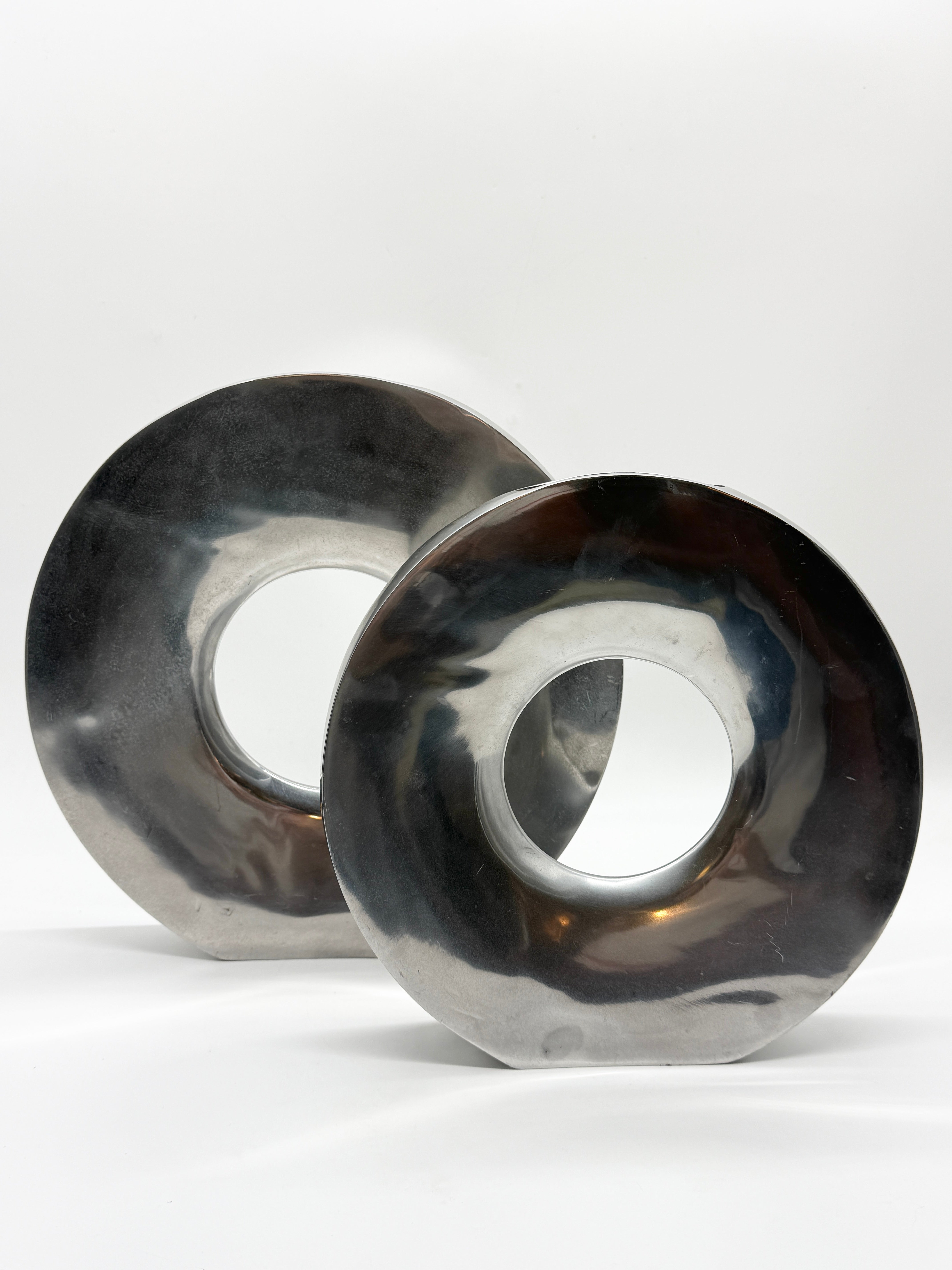 PAIRE DE VASES « DONUT » EN FONTE D’ALUMINIUM, ITALIE, 1980s