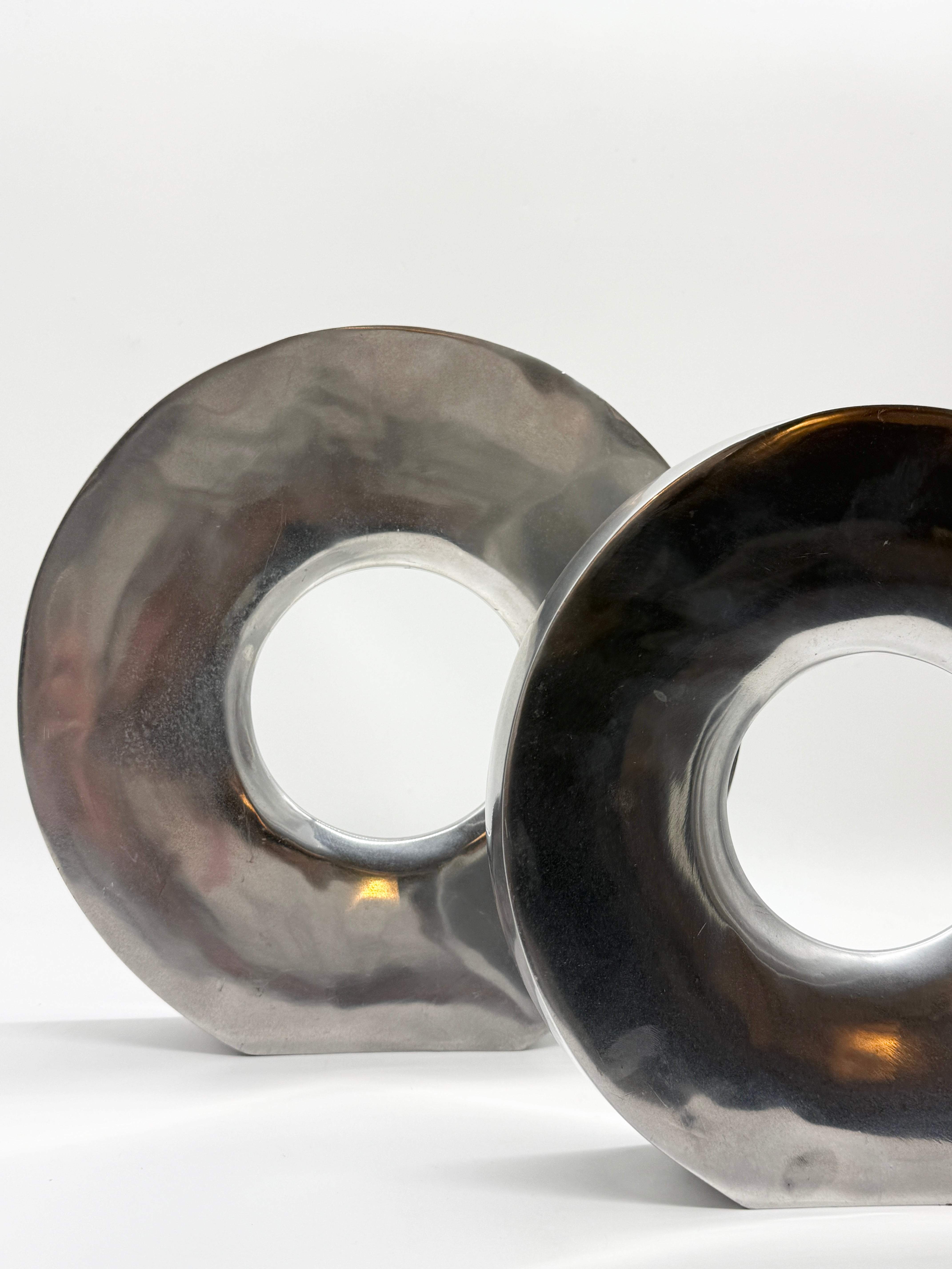 PAIRE DE VASES « DONUT » EN FONTE D’ALUMINIUM, ITALIE, 1980s