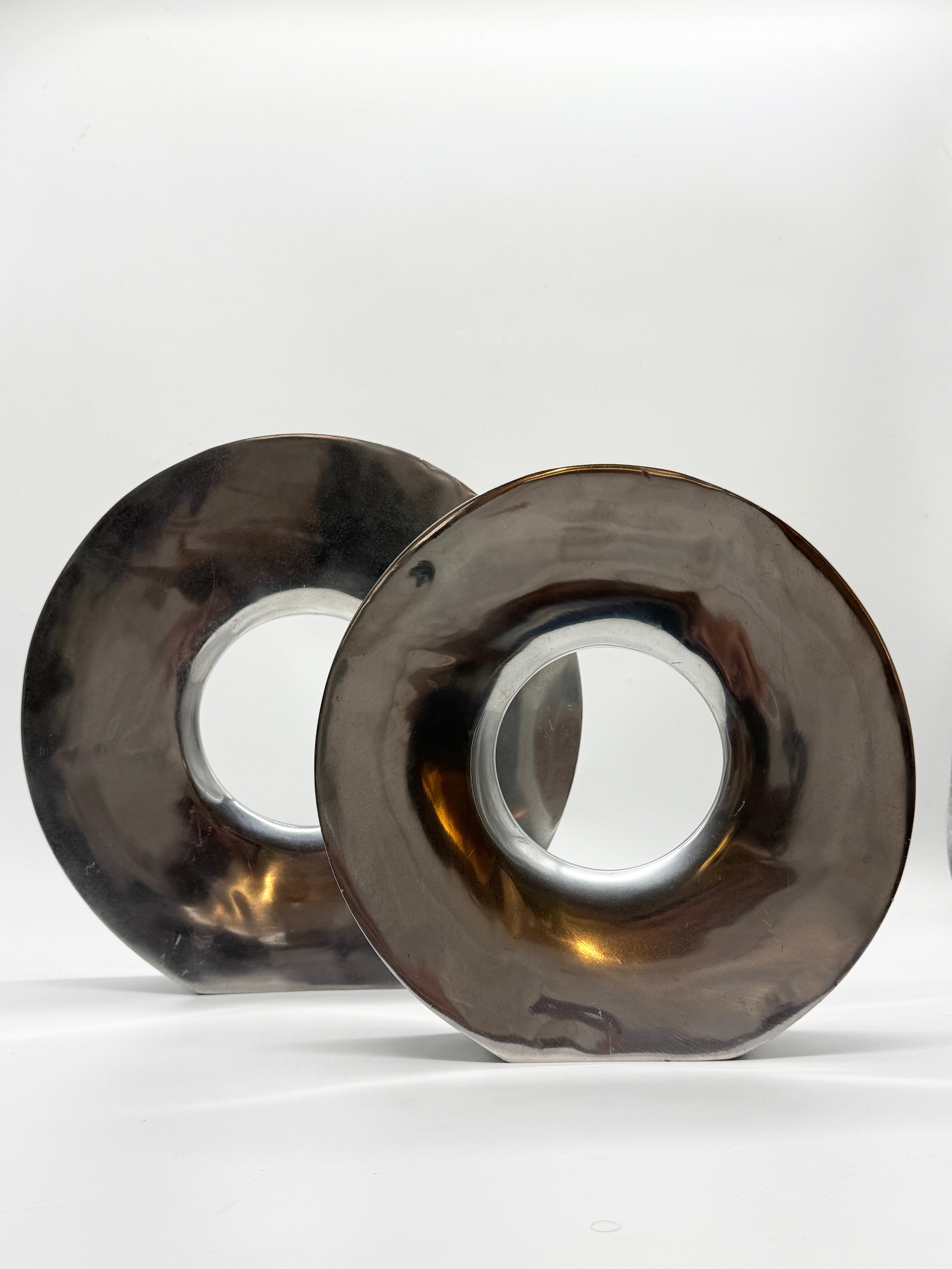 PAIRE DE VASES « DONUT » EN FONTE D’ALUMINIUM, ITALIE, 1980s