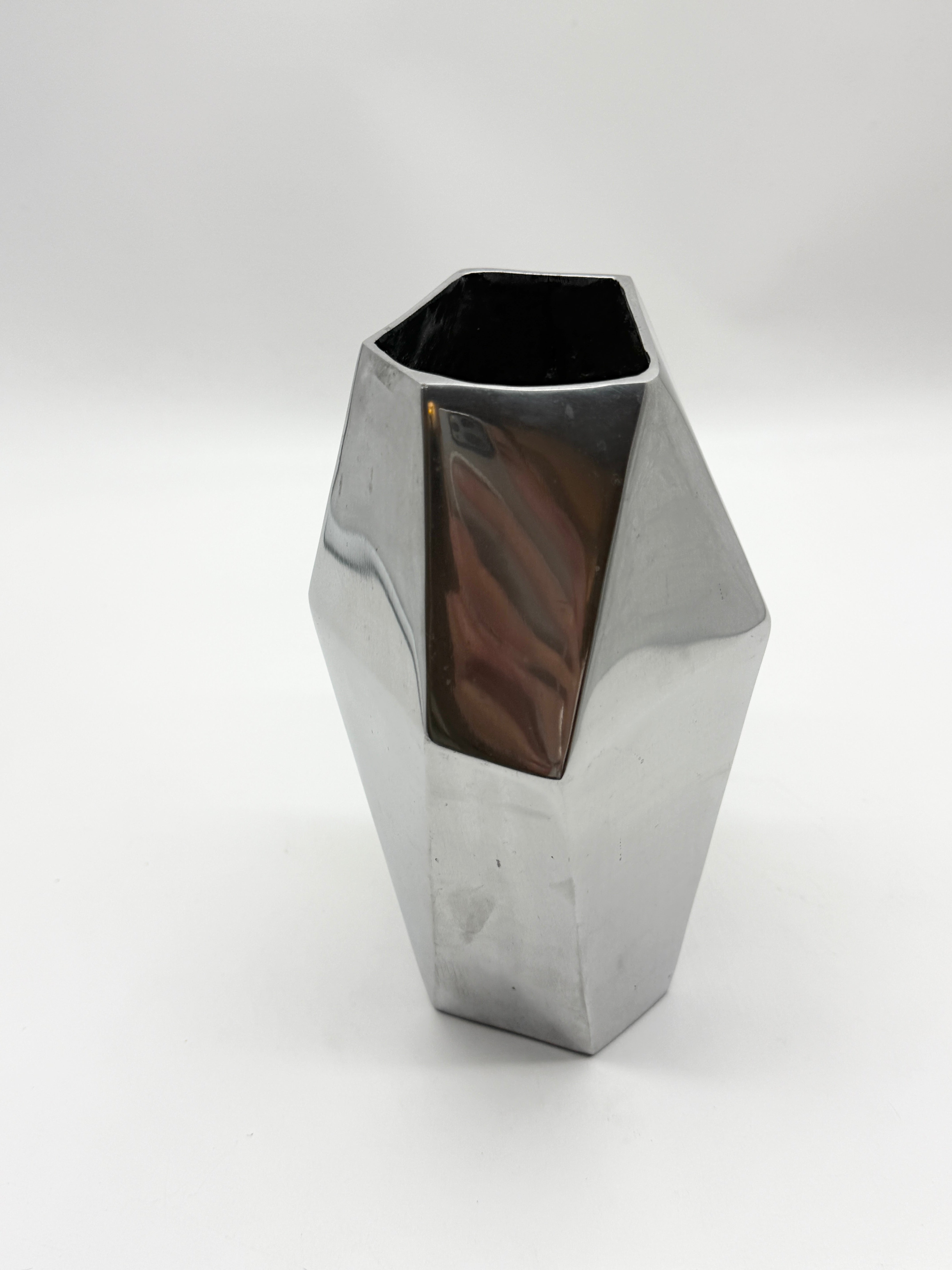 VASE "PRISME" EN FONTE D’ALUMINIUM, 1980s