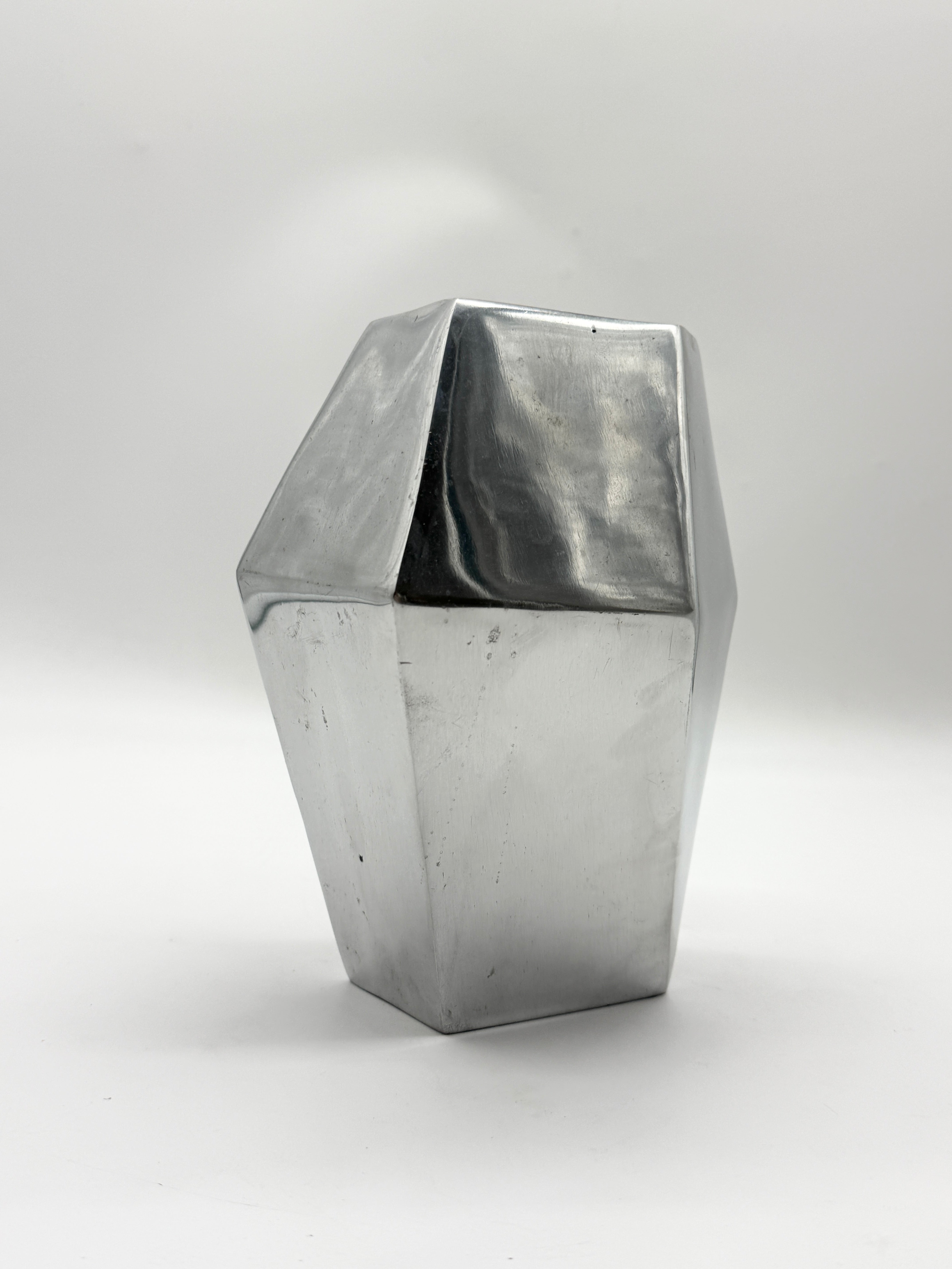 VASE "PRISME" EN FONTE D’ALUMINIUM, 1980s
