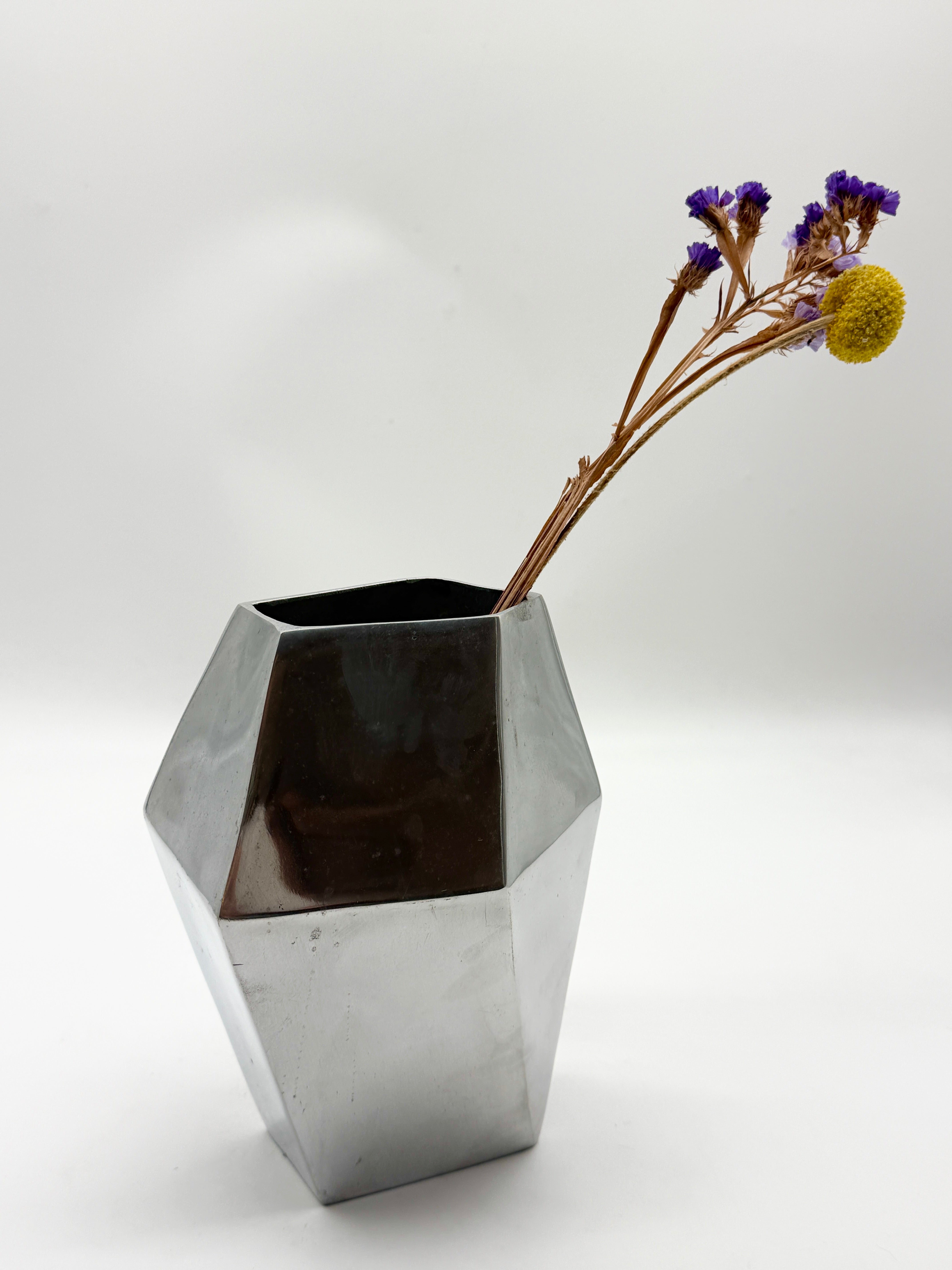 VASE "PRISME" EN FONTE D’ALUMINIUM, 1980s