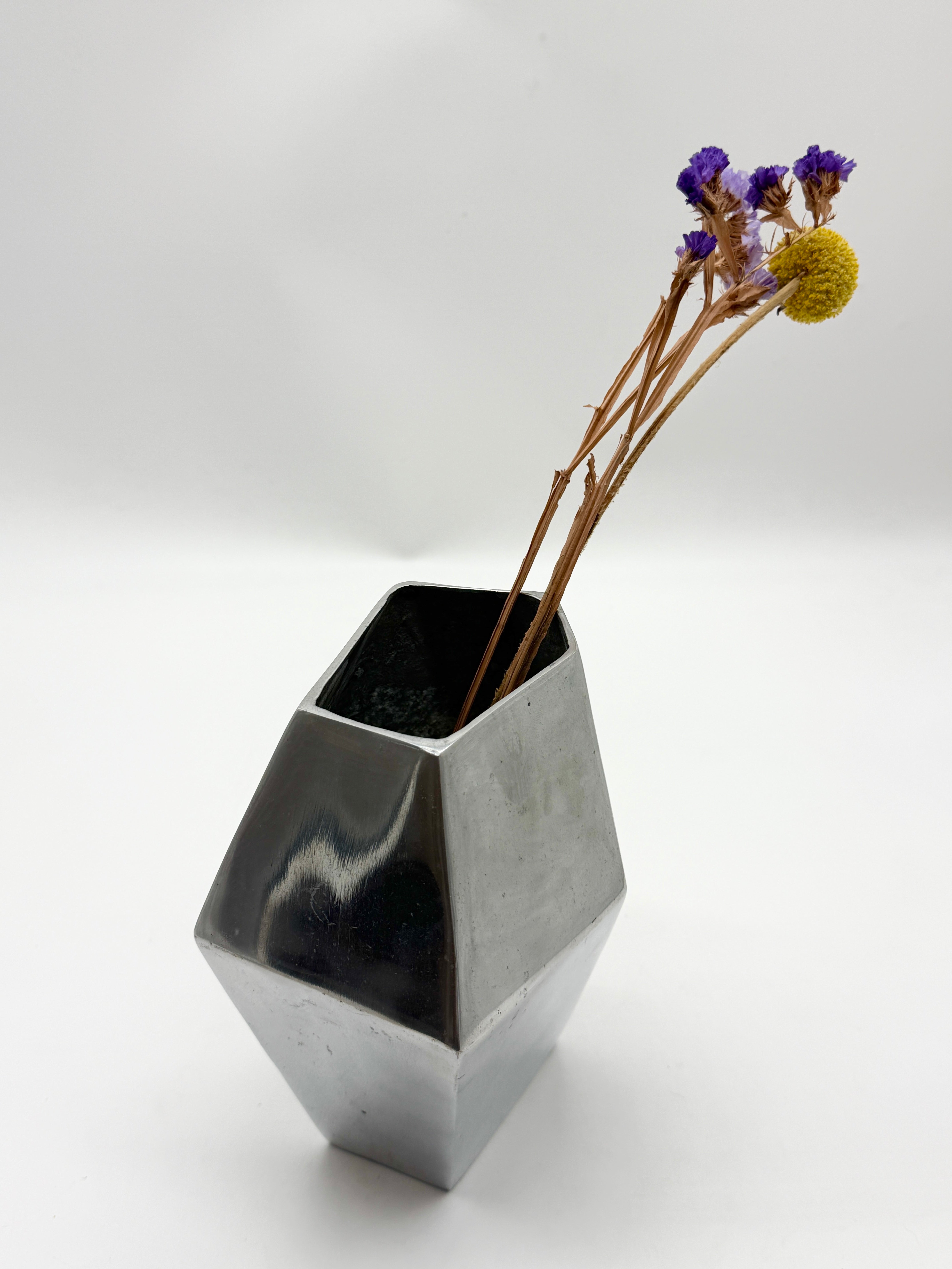 VASE "PRISME" EN FONTE D’ALUMINIUM, 1980s
