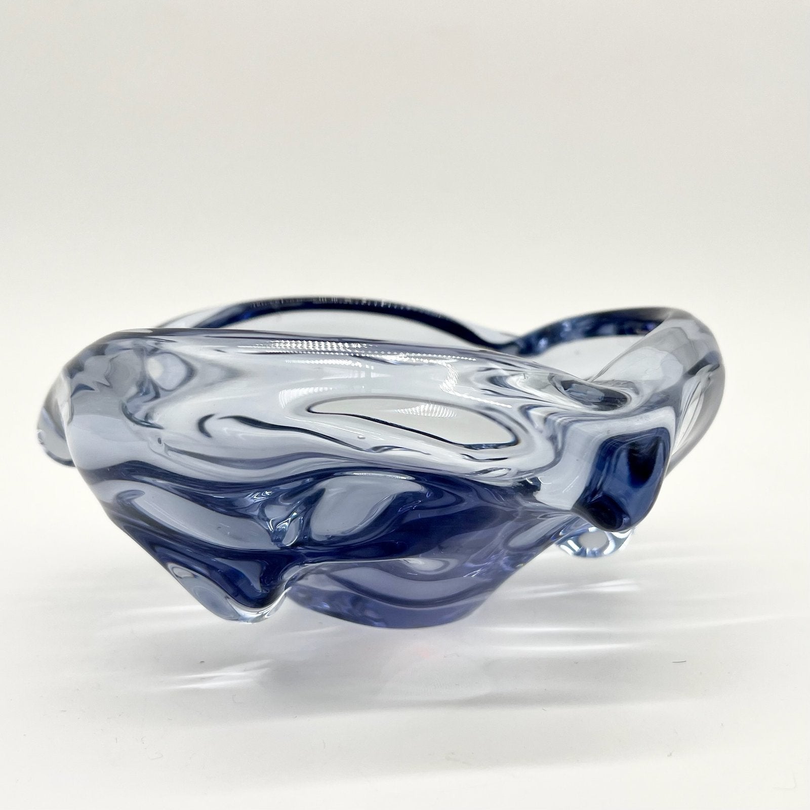 CENDRIER CRISTAL DE BOHÈME BLEU FUMÉ, 1970