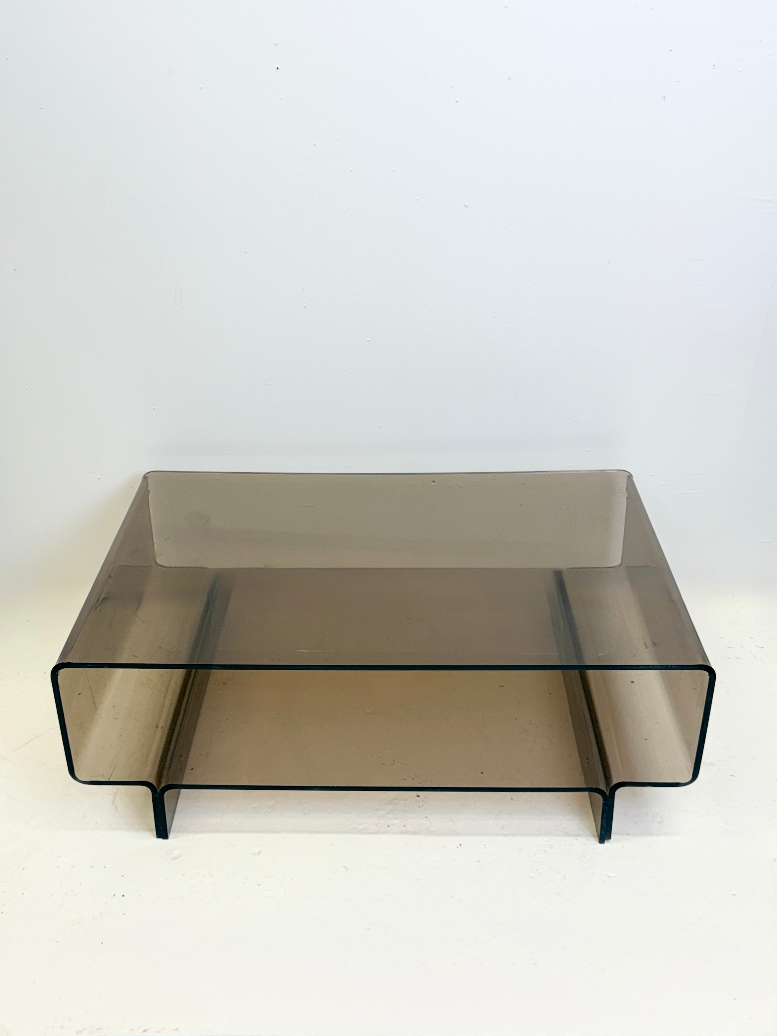 TABLE BASSE / MEUBLE D’APPOINT EN PLEXI FUMÉ, 1970S