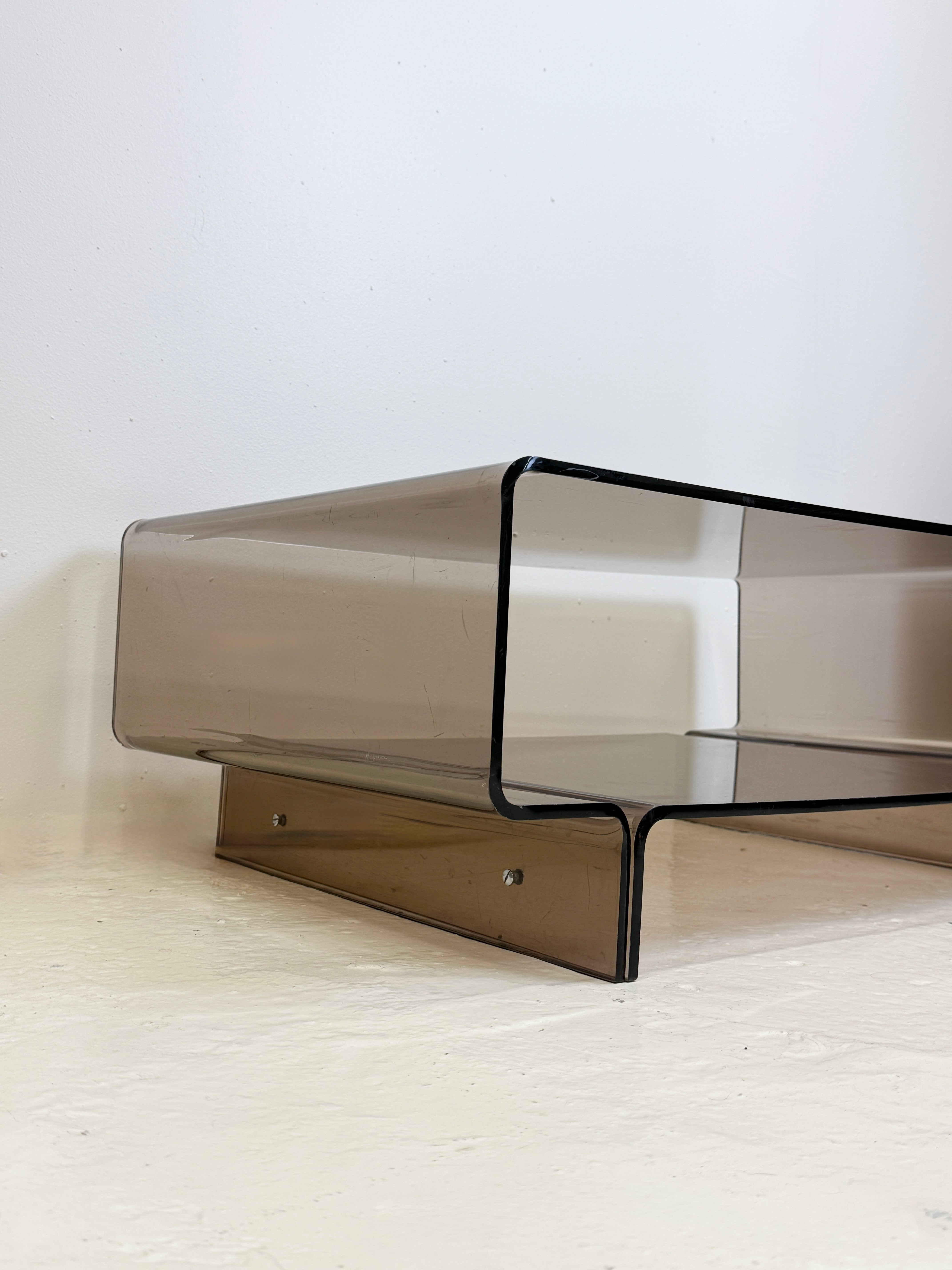 TABLE BASSE / MEUBLE D’APPOINT EN PLEXI FUMÉ, 1970S