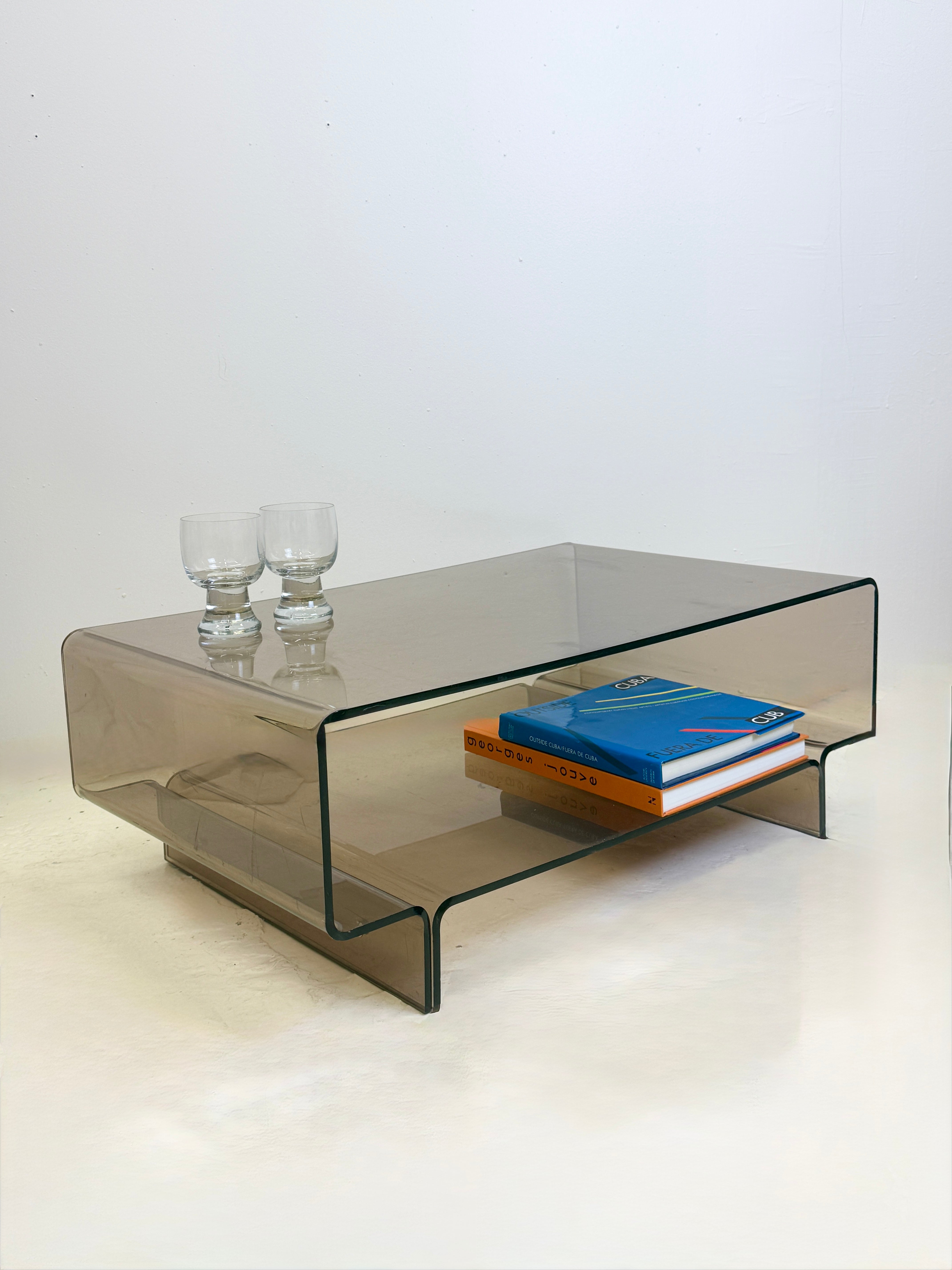 TABLE BASSE / MEUBLE D’APPOINT EN PLEXI FUMÉ, 1970S
