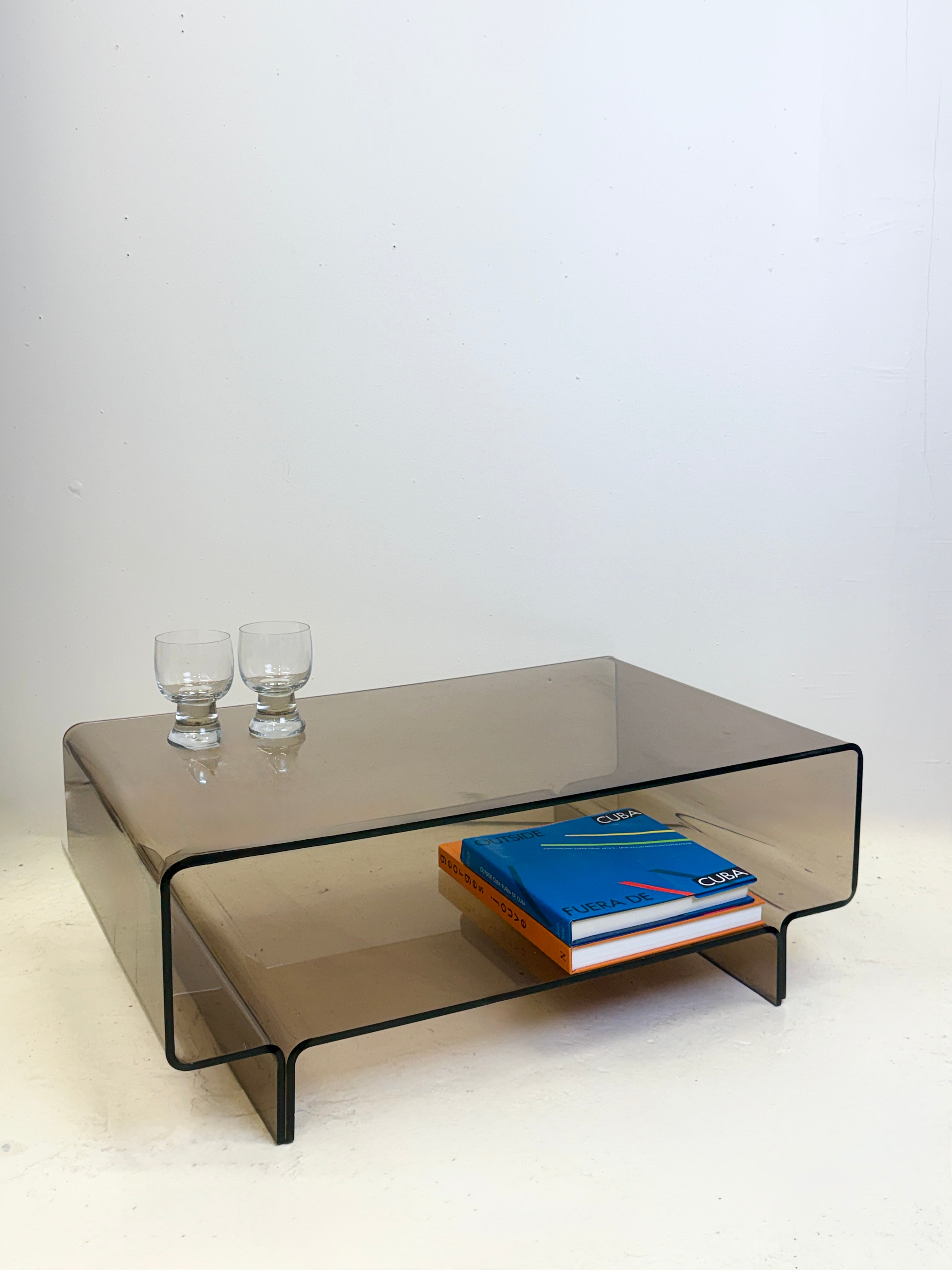 TABLE BASSE / MEUBLE D’APPOINT EN PLEXI FUMÉ, 1970S