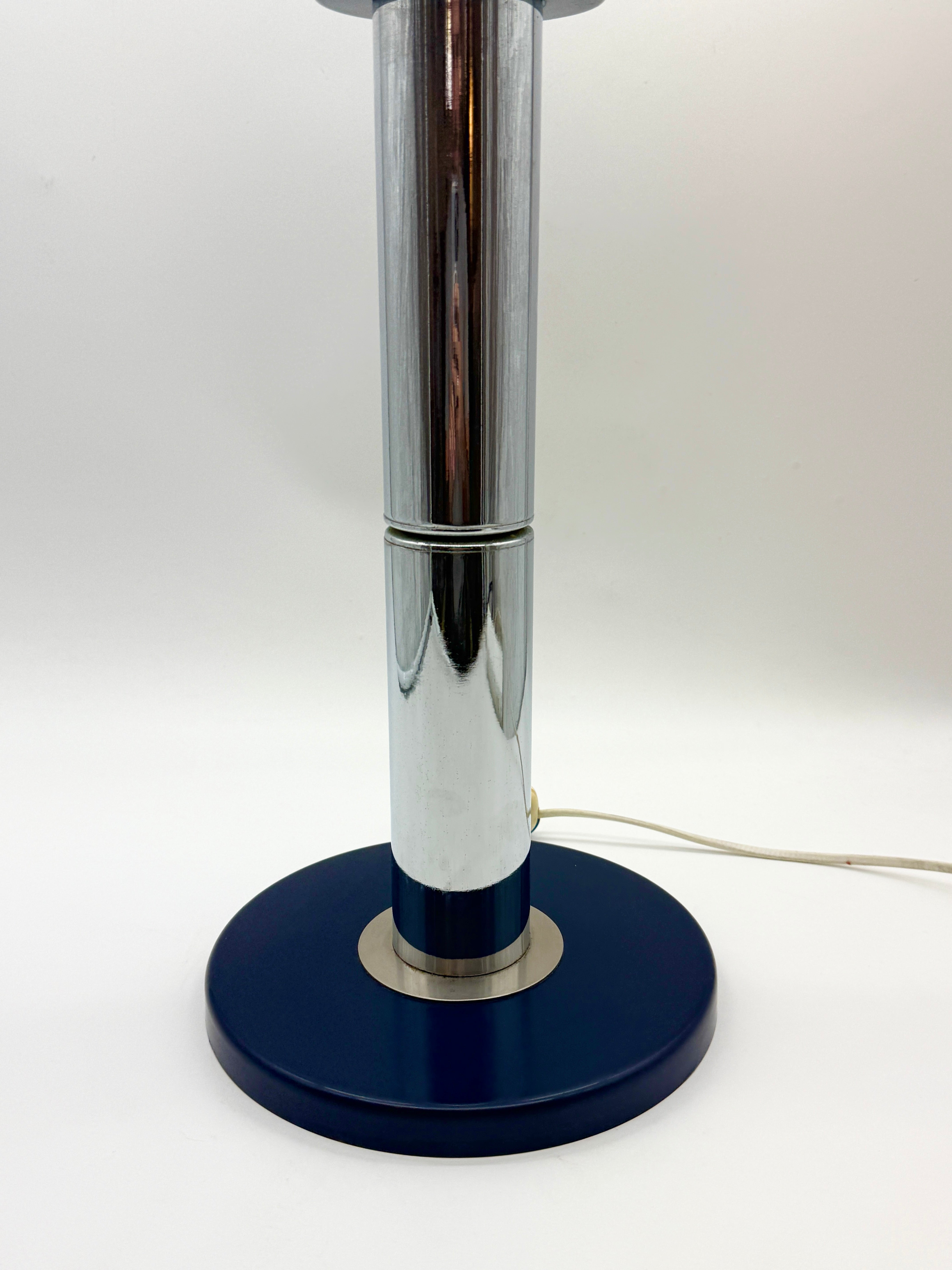 GRANDE LAMPE DE TABLE BLEU ET CHROME, ITALY 1970S