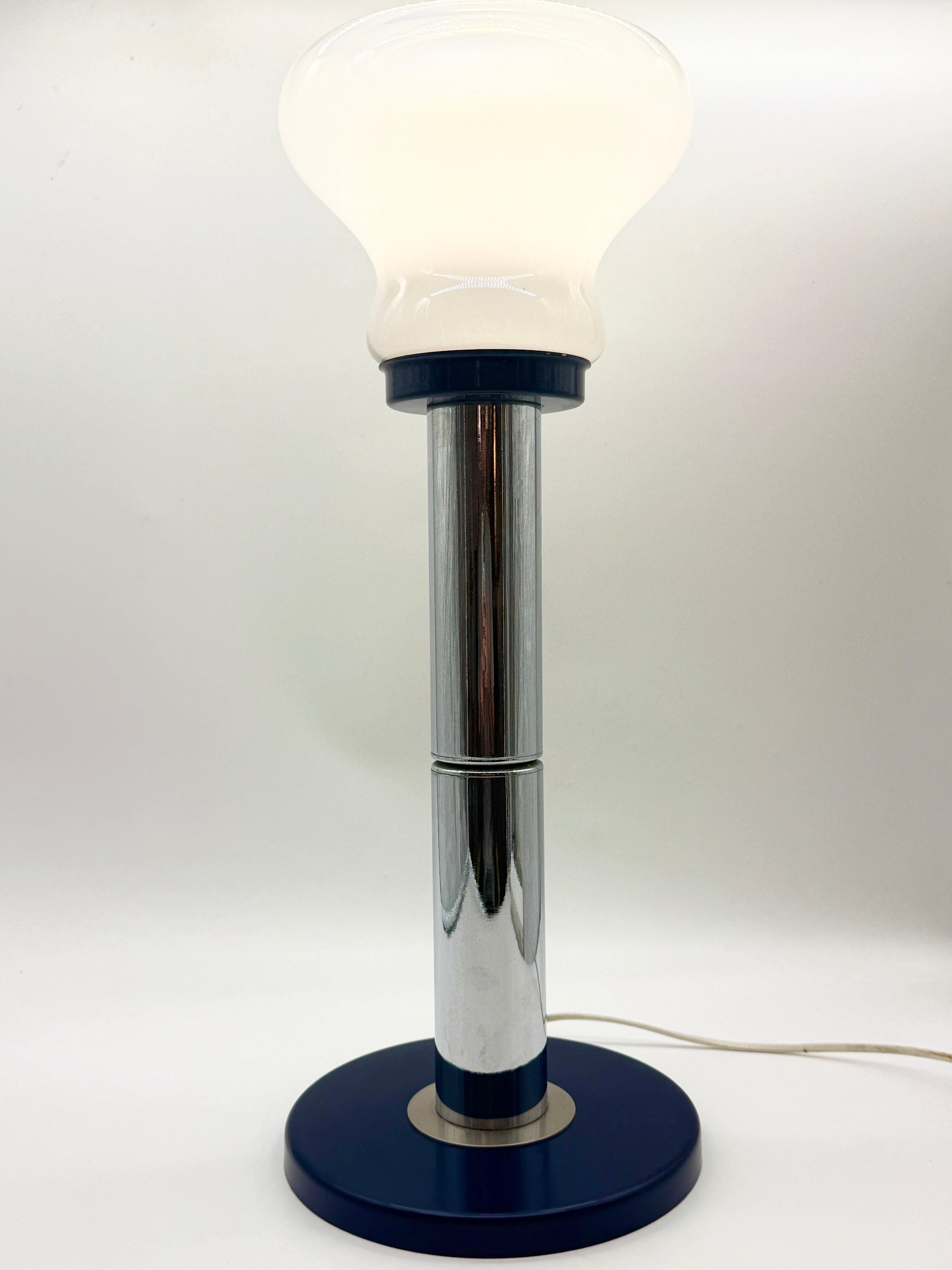 GRANDE LAMPE DE TABLE BLEU ET CHROME, ITALY 1970S