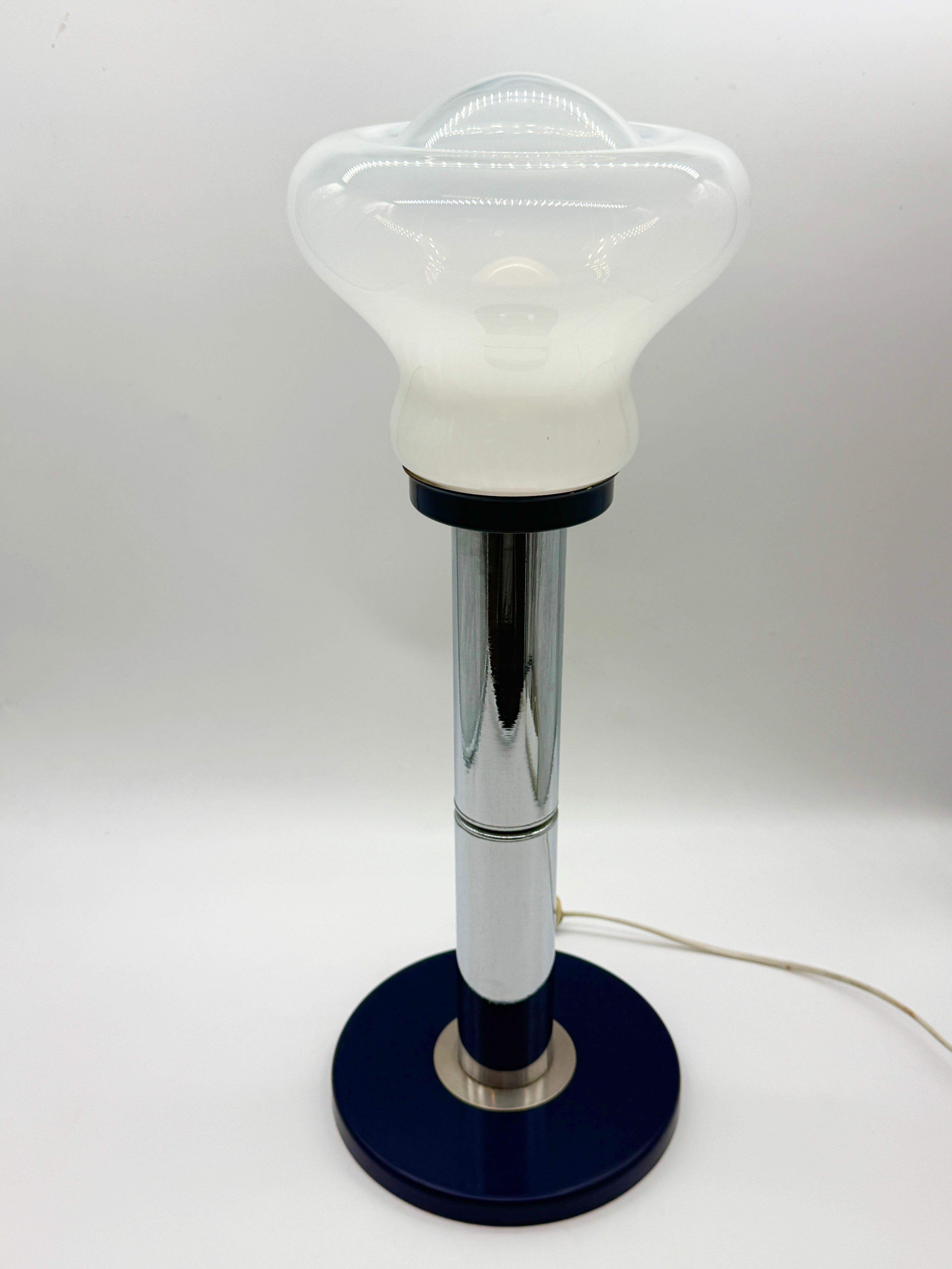 GRANDE LAMPE DE TABLE BLEU ET CHROME, ITALY 1970S