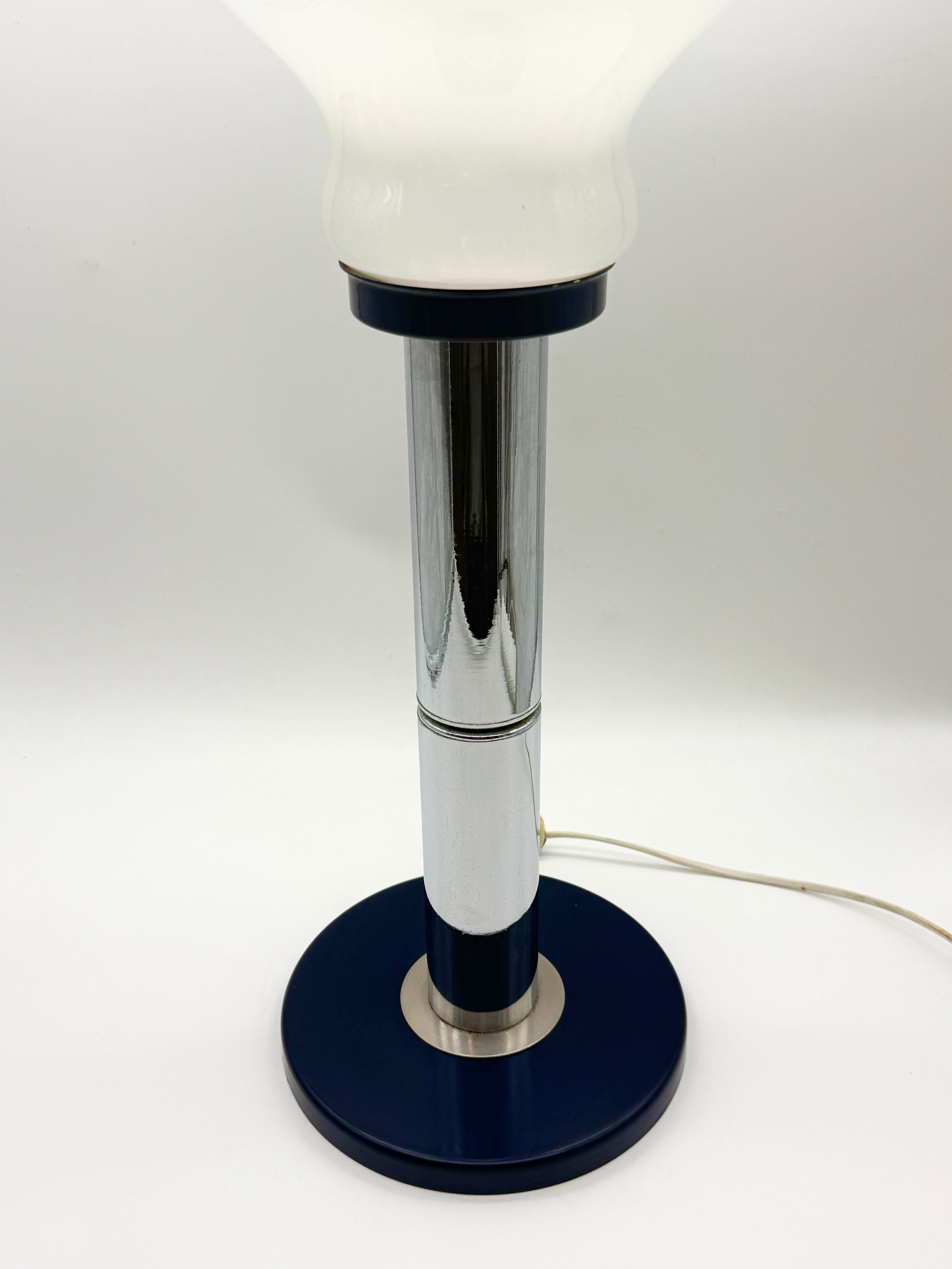 GRANDE LAMPE DE TABLE BLEU ET CHROME, ITALY 1970S