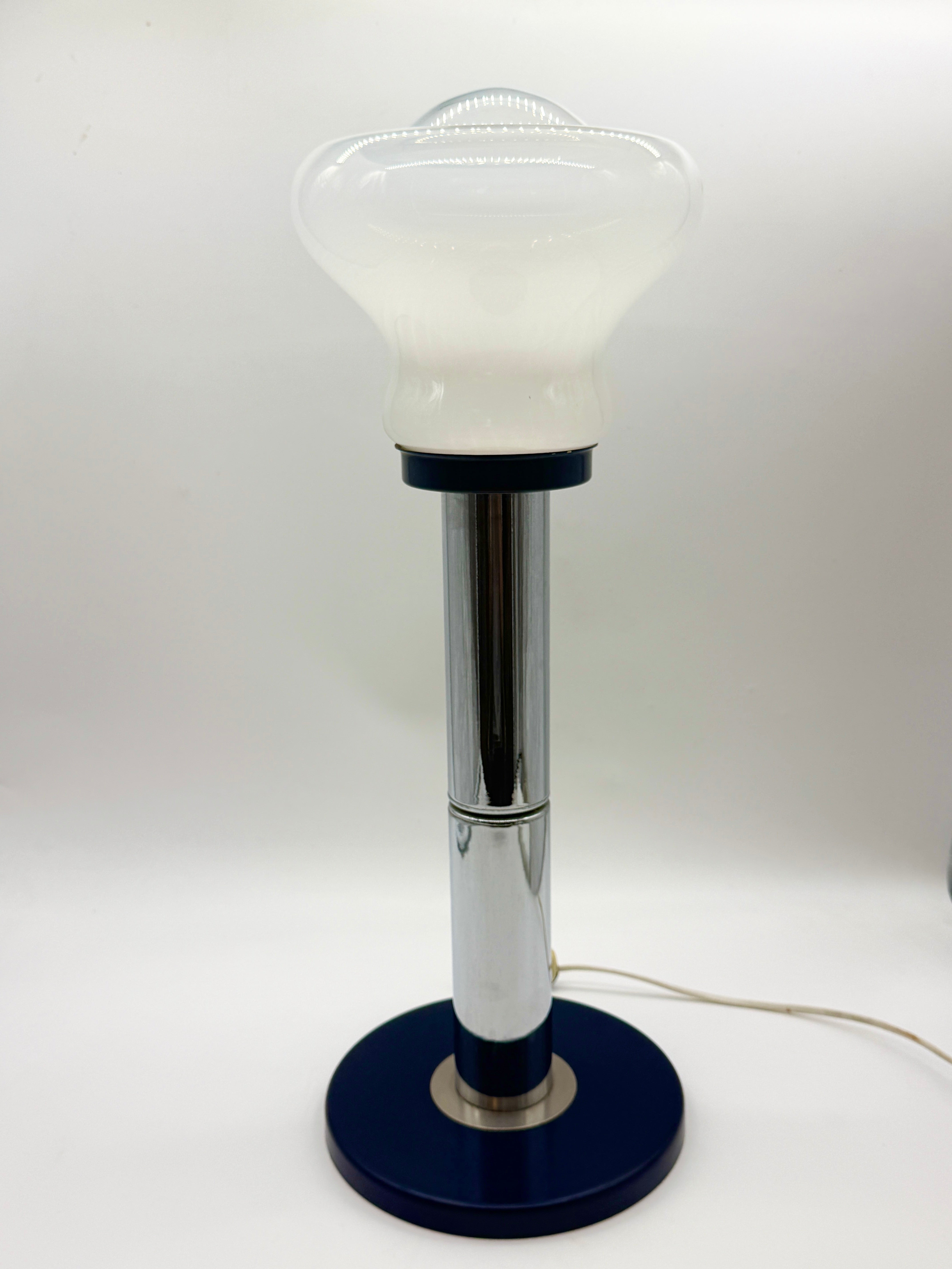 GRANDE LAMPE DE TABLE BLEU ET CHROME, ITALY 1970S