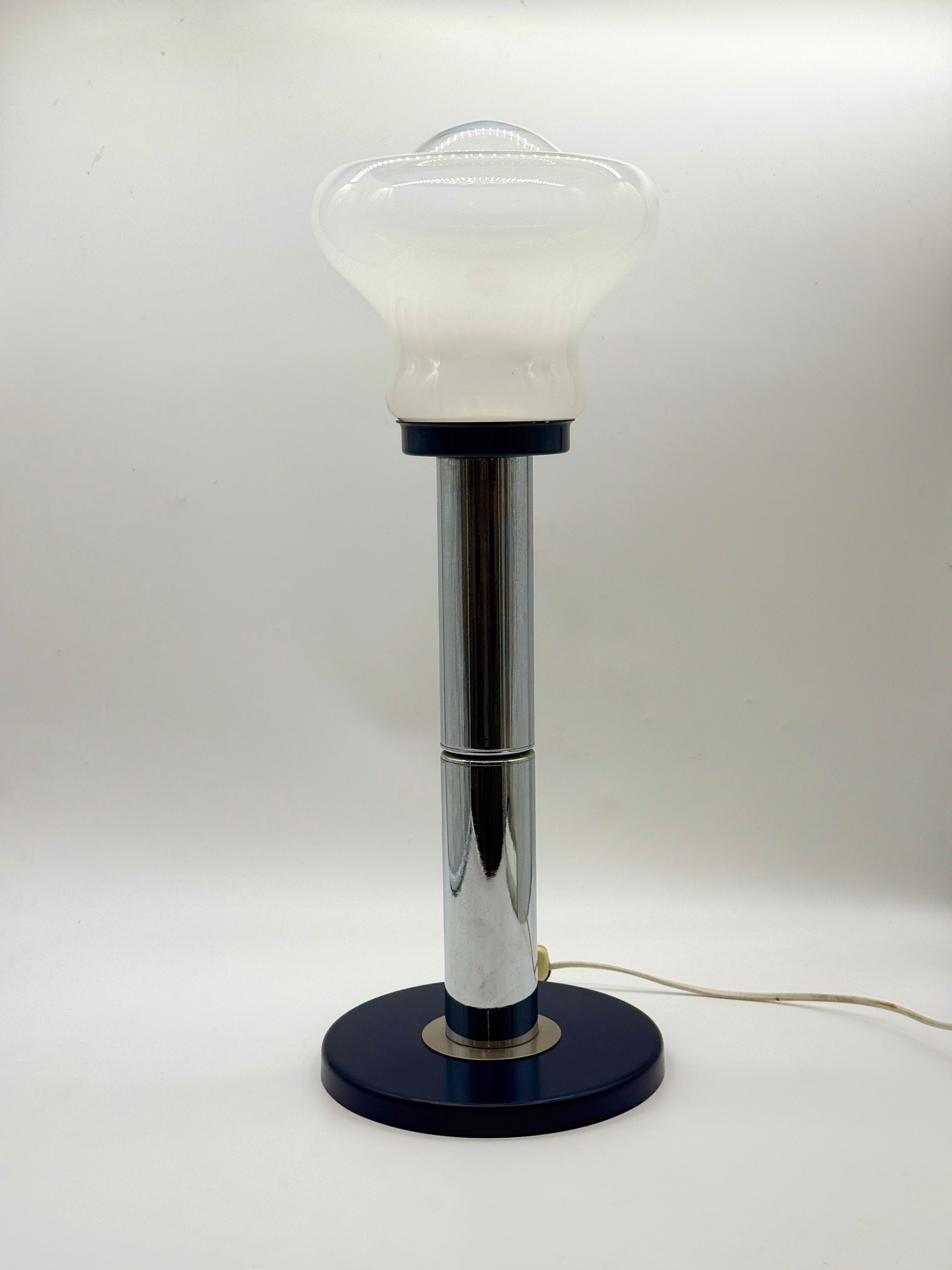 GRANDE LAMPE DE TABLE BLEU ET CHROME, ITALY 1970S