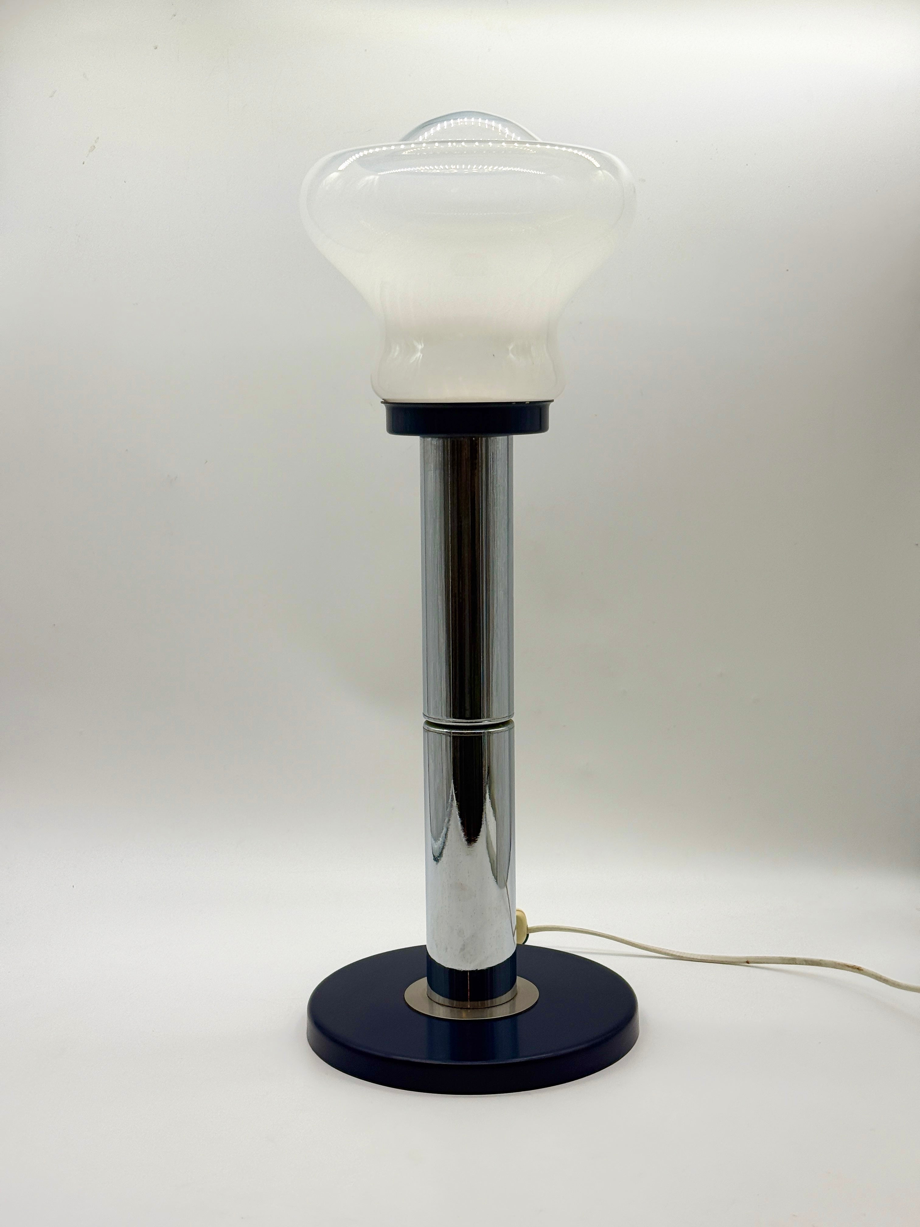 GRANDE LAMPE DE TABLE BLEU ET CHROME, ITALY 1970S