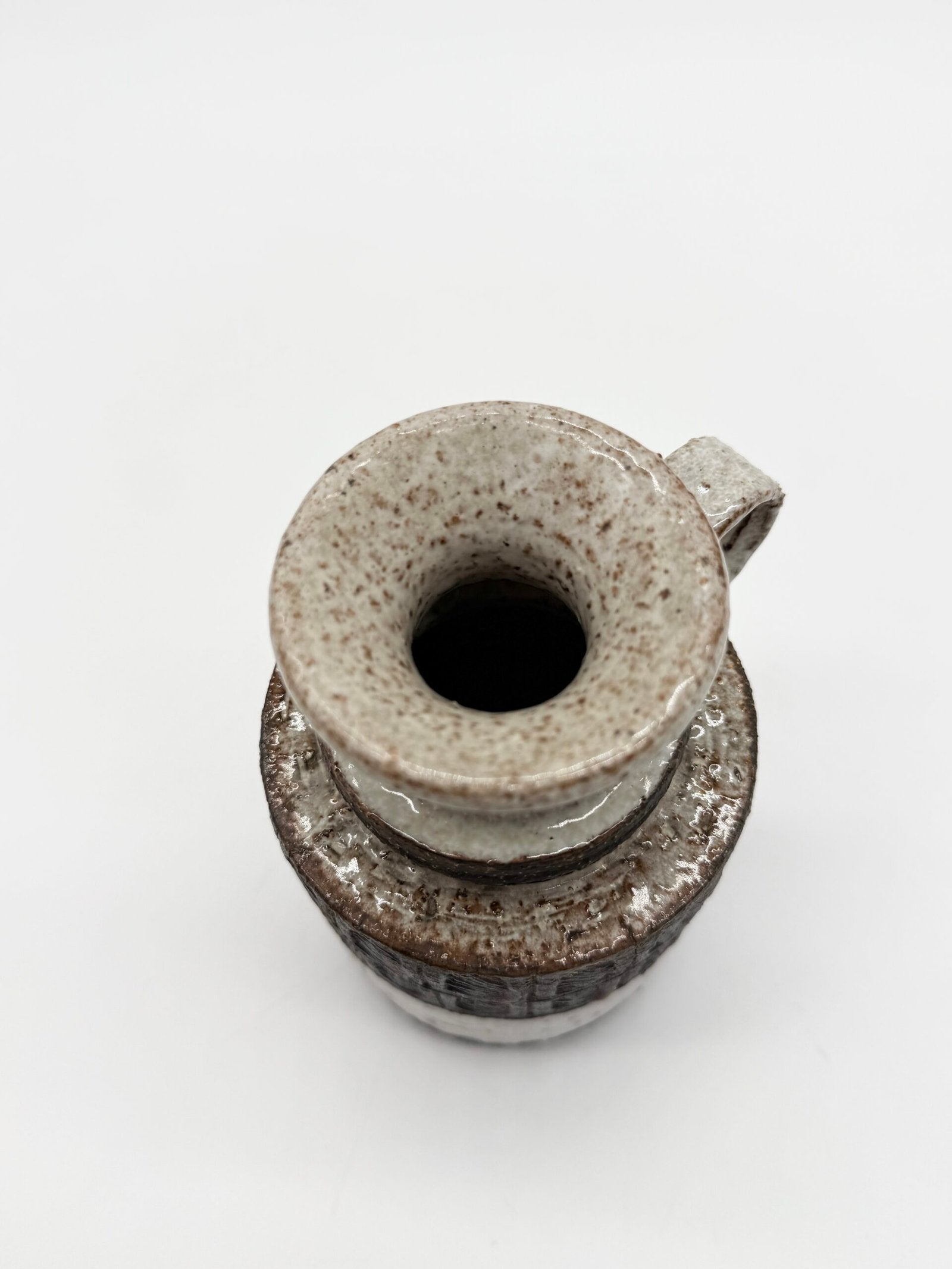 VASE "BRUTALISTE" EN CÉRAMIQUE — 1960s