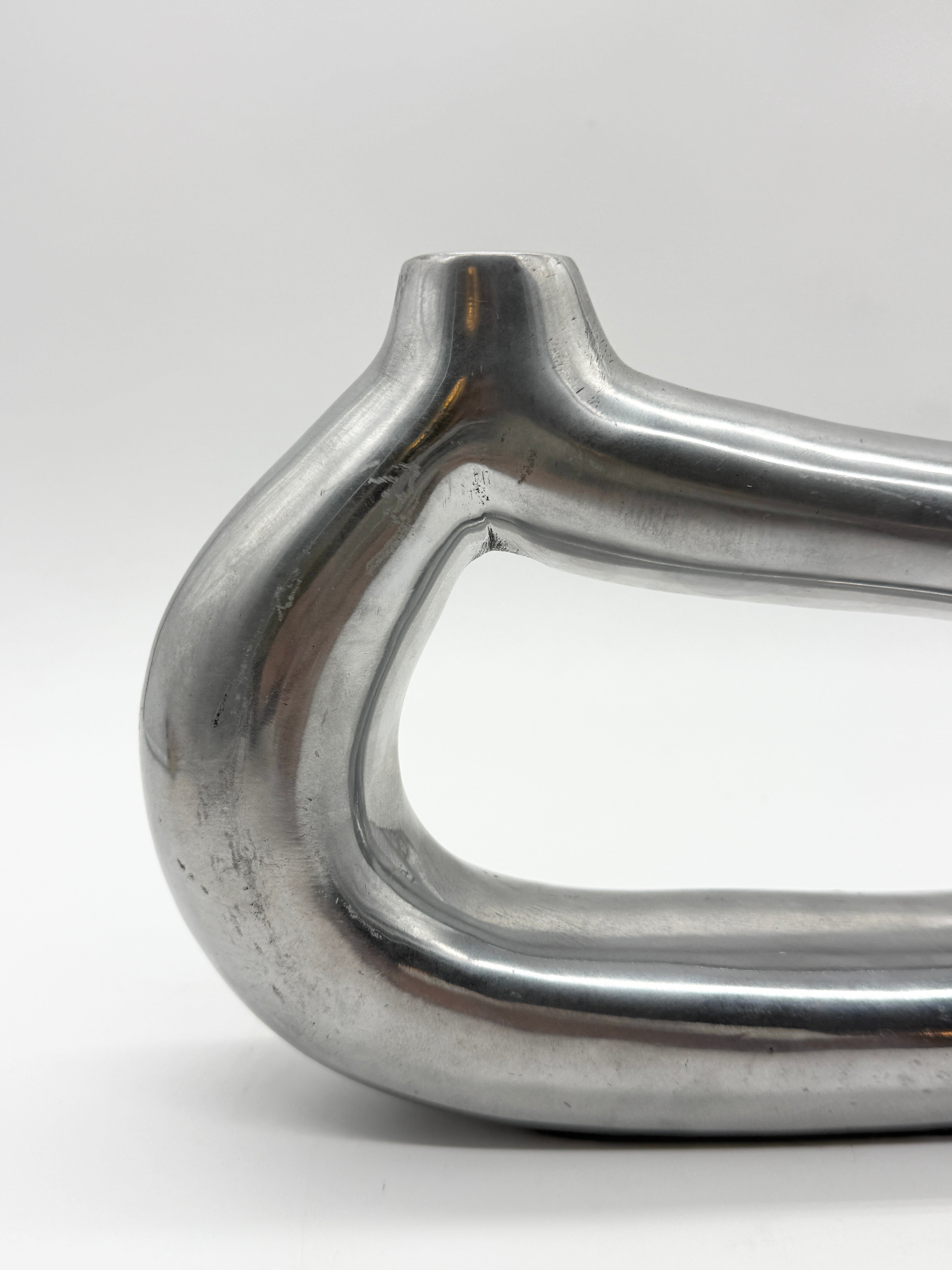 VASE SCULPTURAL EN FONTE D’ALUMINIUM, 1970s