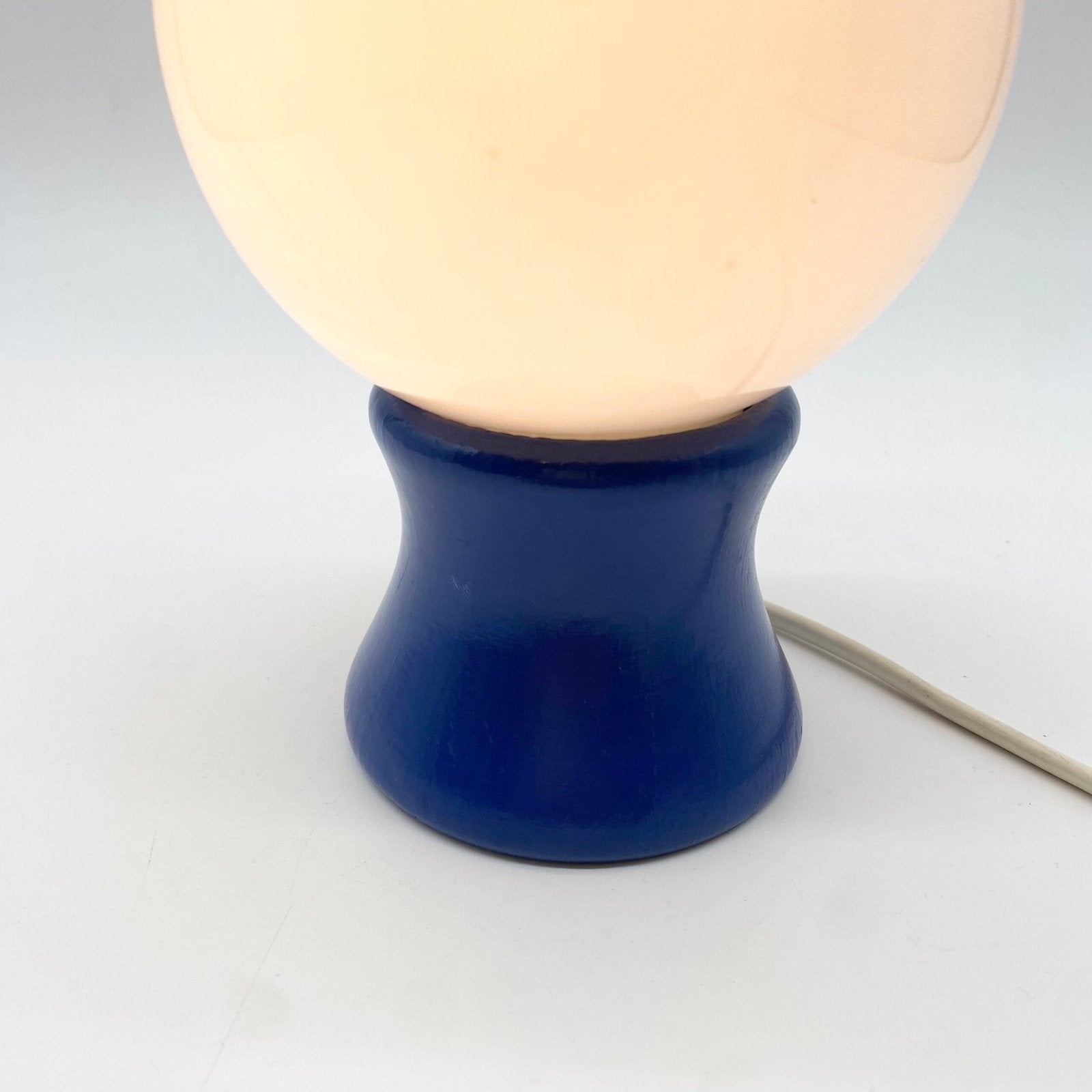 LAMPE "BOULE" BOIS LAQUÉ BLEU, 1980s