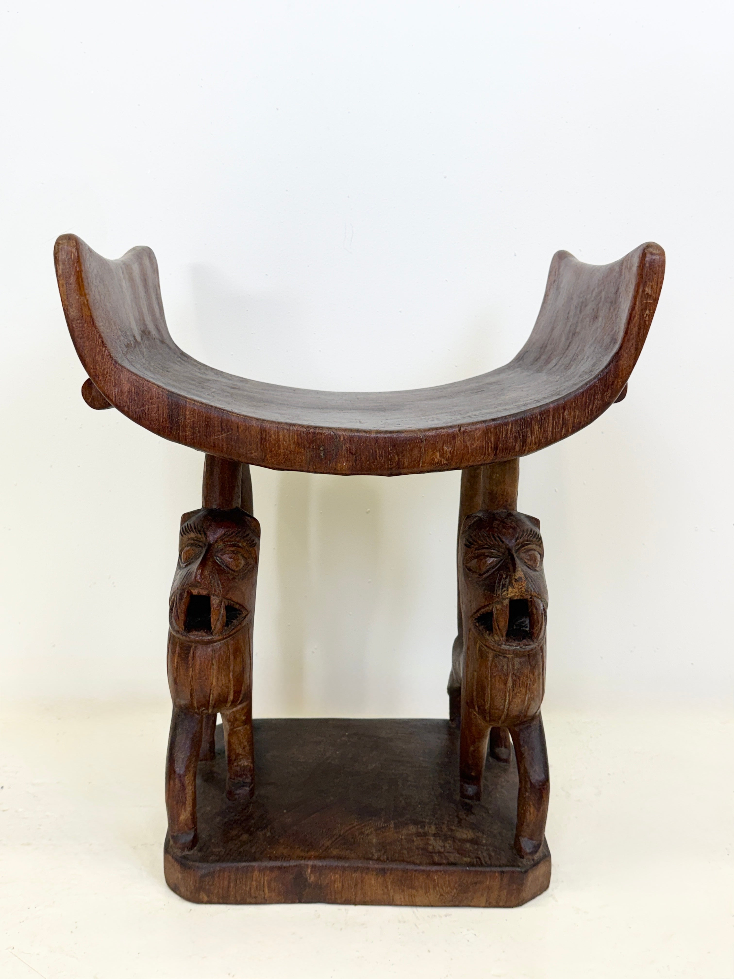 TRÔNE ROYAL "FON" EN BOIS SCULPTÉ – BÉNIN, XXᵉ SIÈCLE