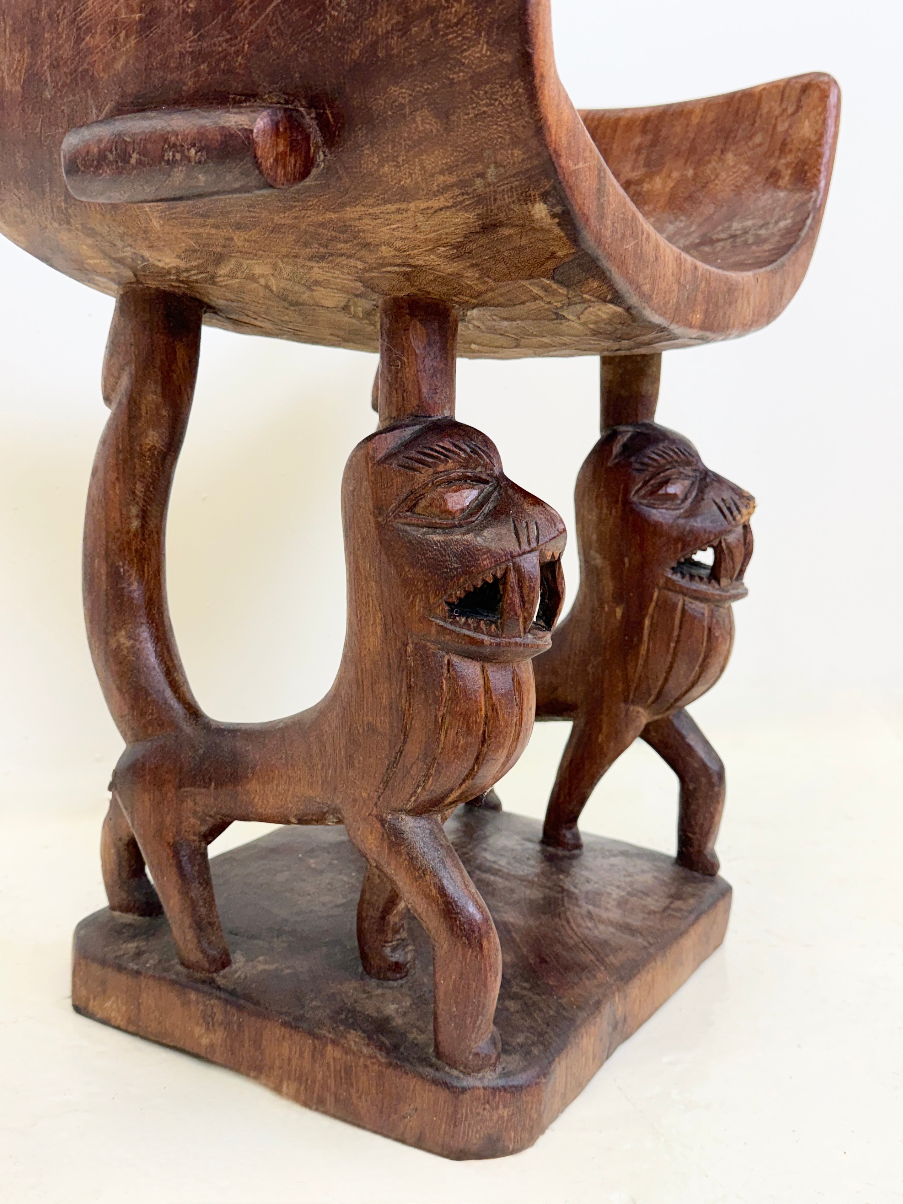 TRÔNE ROYAL "FON" EN BOIS SCULPTÉ – BÉNIN, XXᵉ SIÈCLE