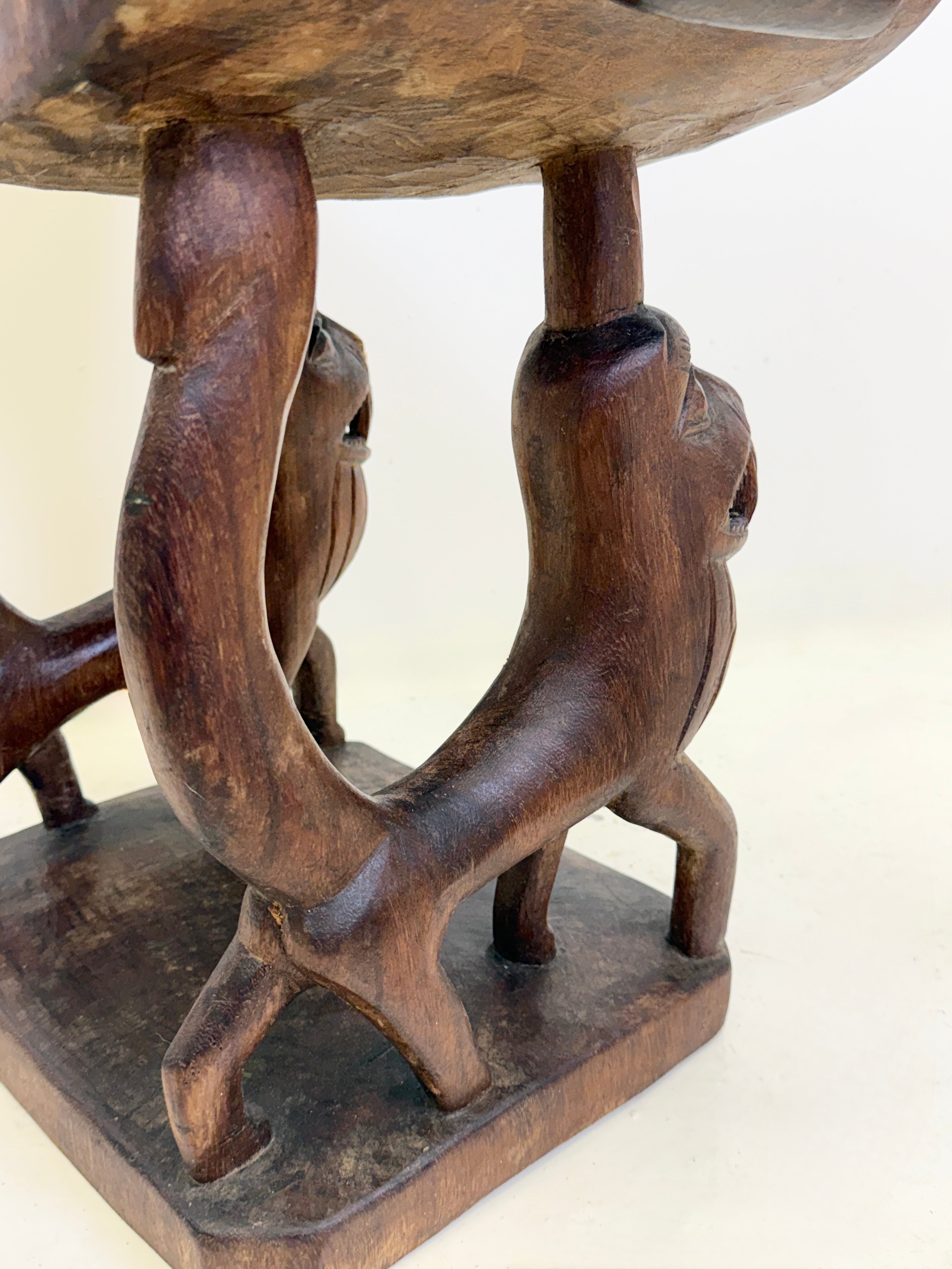 TRÔNE ROYAL "FON" EN BOIS SCULPTÉ – BÉNIN, XXᵉ SIÈCLE