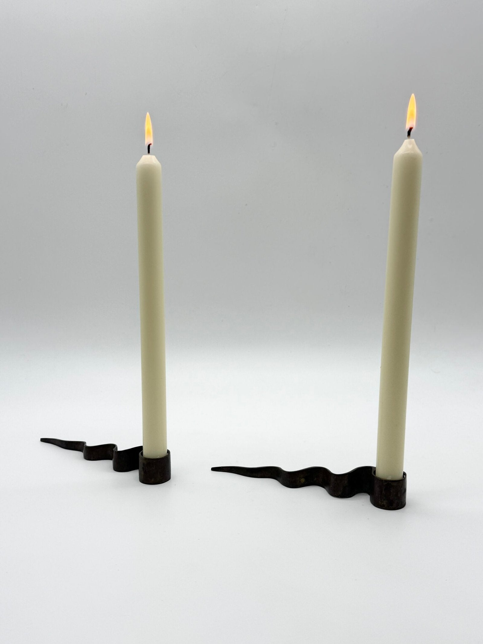 PAIRE DE BOUGEOIRS "SERPENTIN", MODERNISTE, 1970s