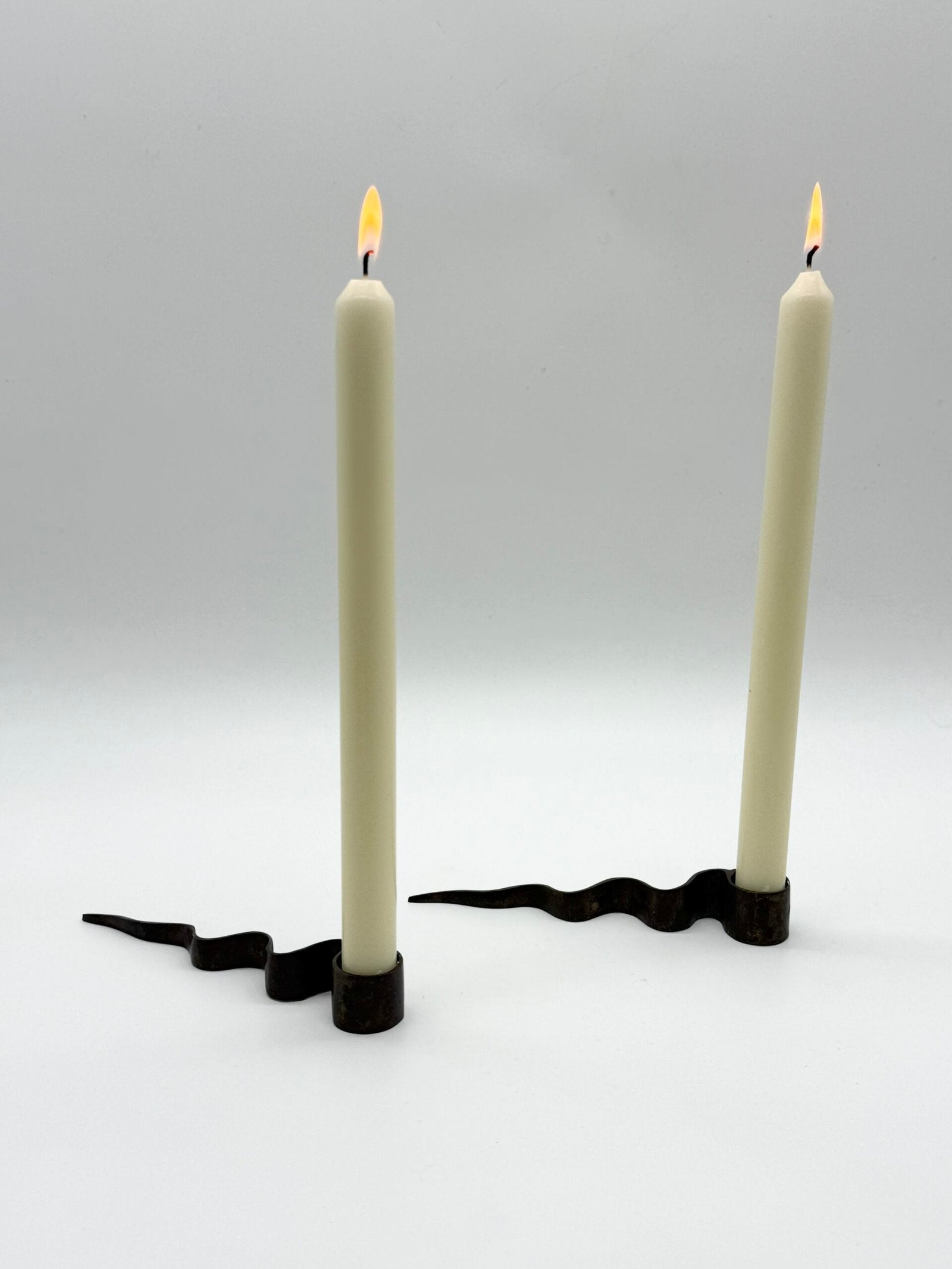 PAIRE DE BOUGEOIRS "SERPENTIN", MODERNISTE, 1970s