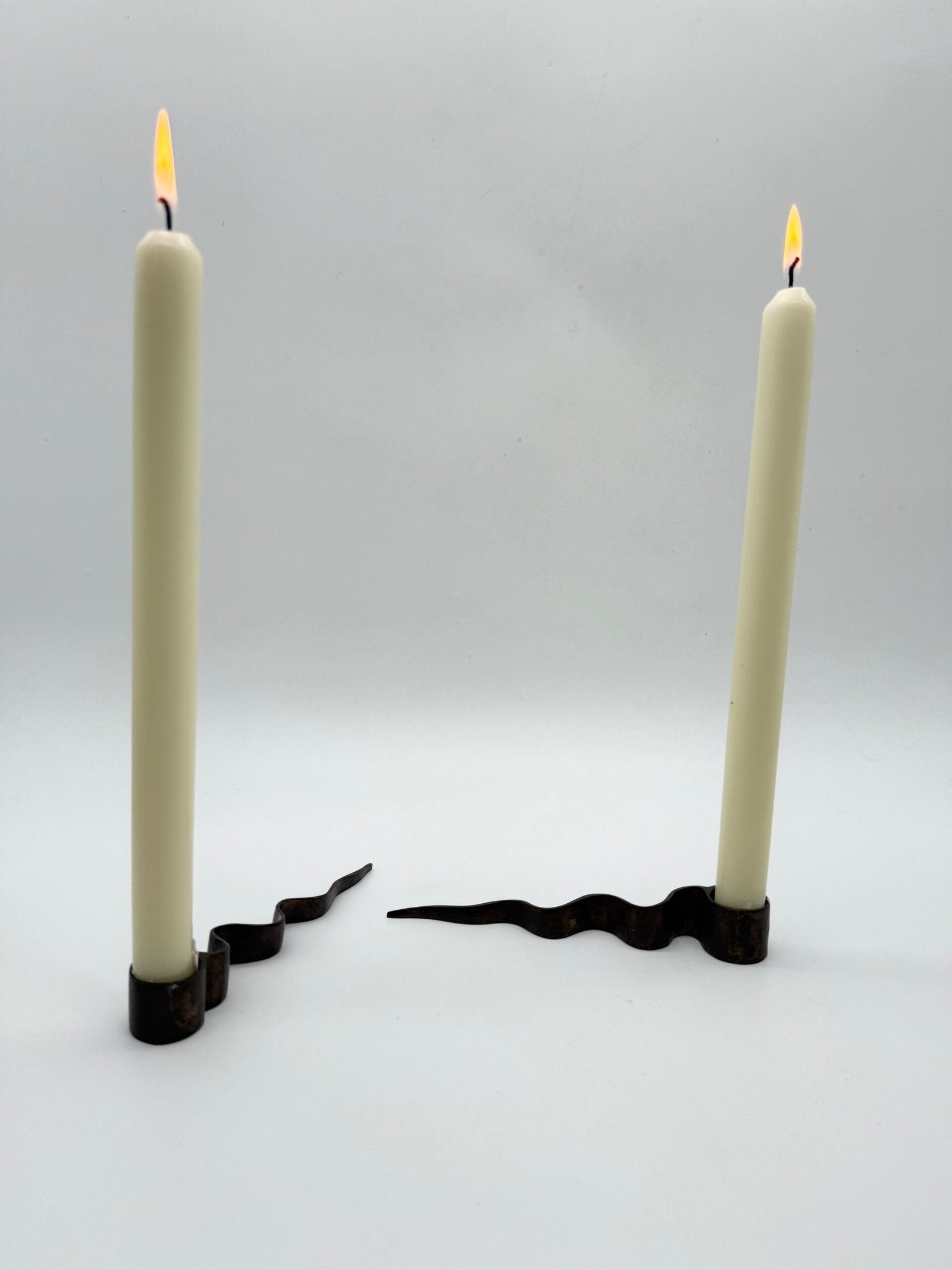 PAIRE DE BOUGEOIRS "SERPENTIN", MODERNISTE, 1970s