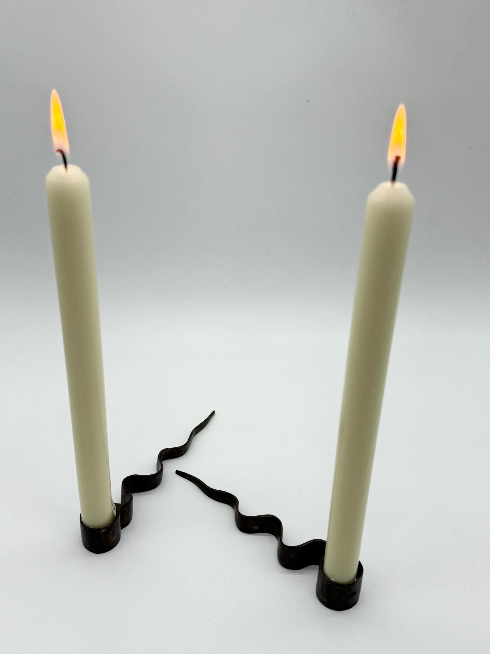 PAIRE DE BOUGEOIRS "SERPENTIN", MODERNISTE, 1970s