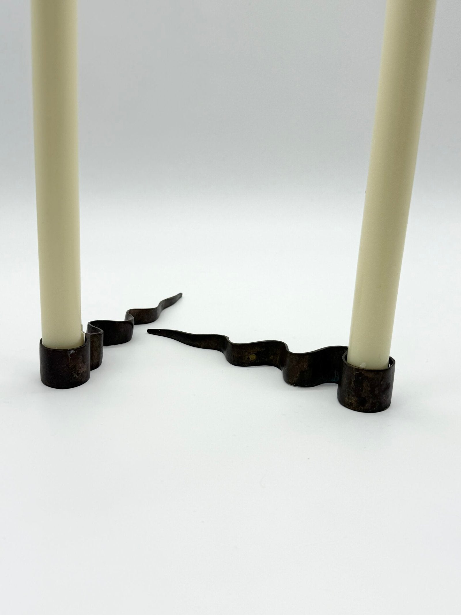 PAIRE DE BOUGEOIRS "SERPENTIN", MODERNISTE, 1970s