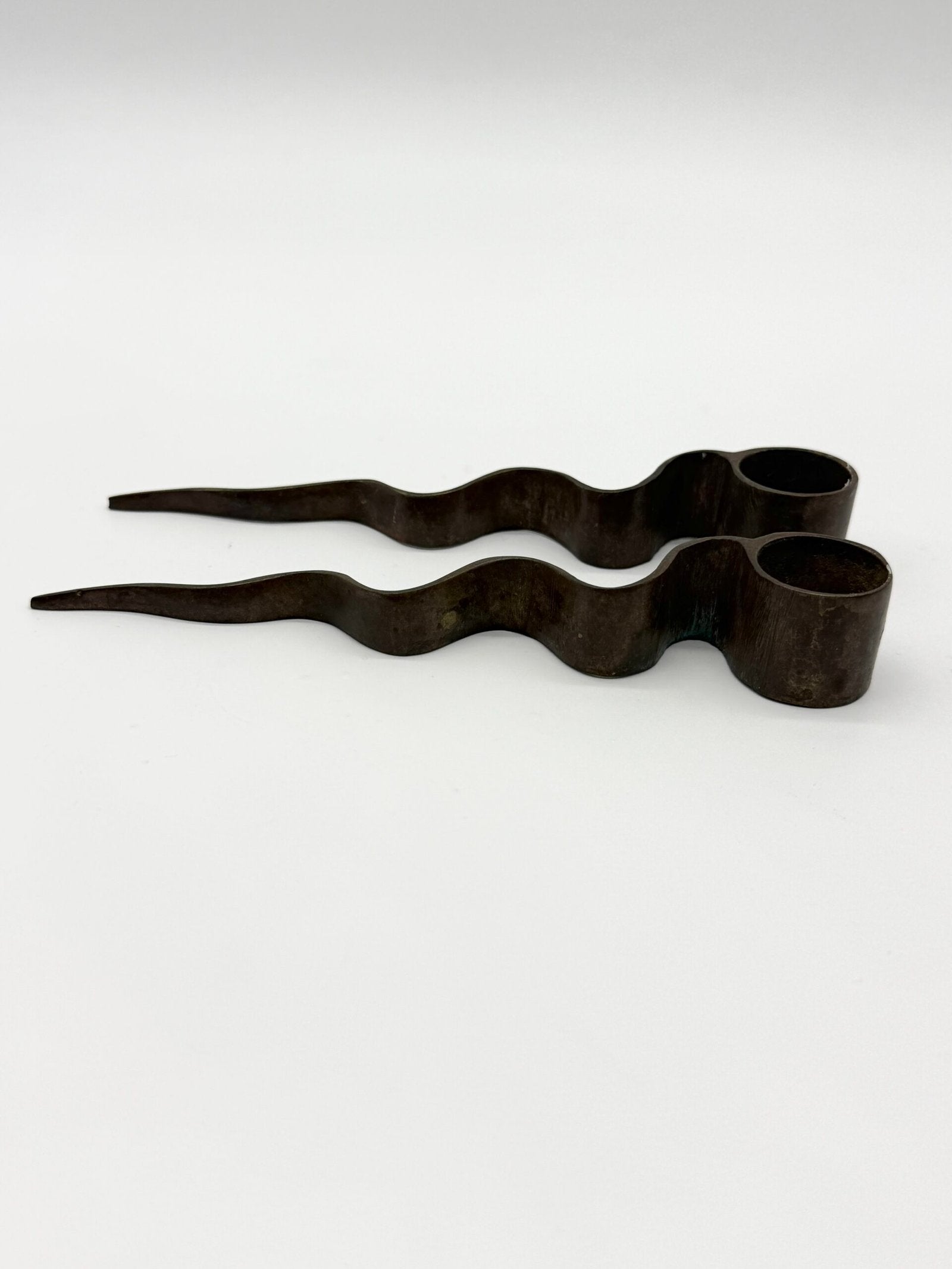 PAIRE DE BOUGEOIRS "SERPENTIN", MODERNISTE, 1970s
