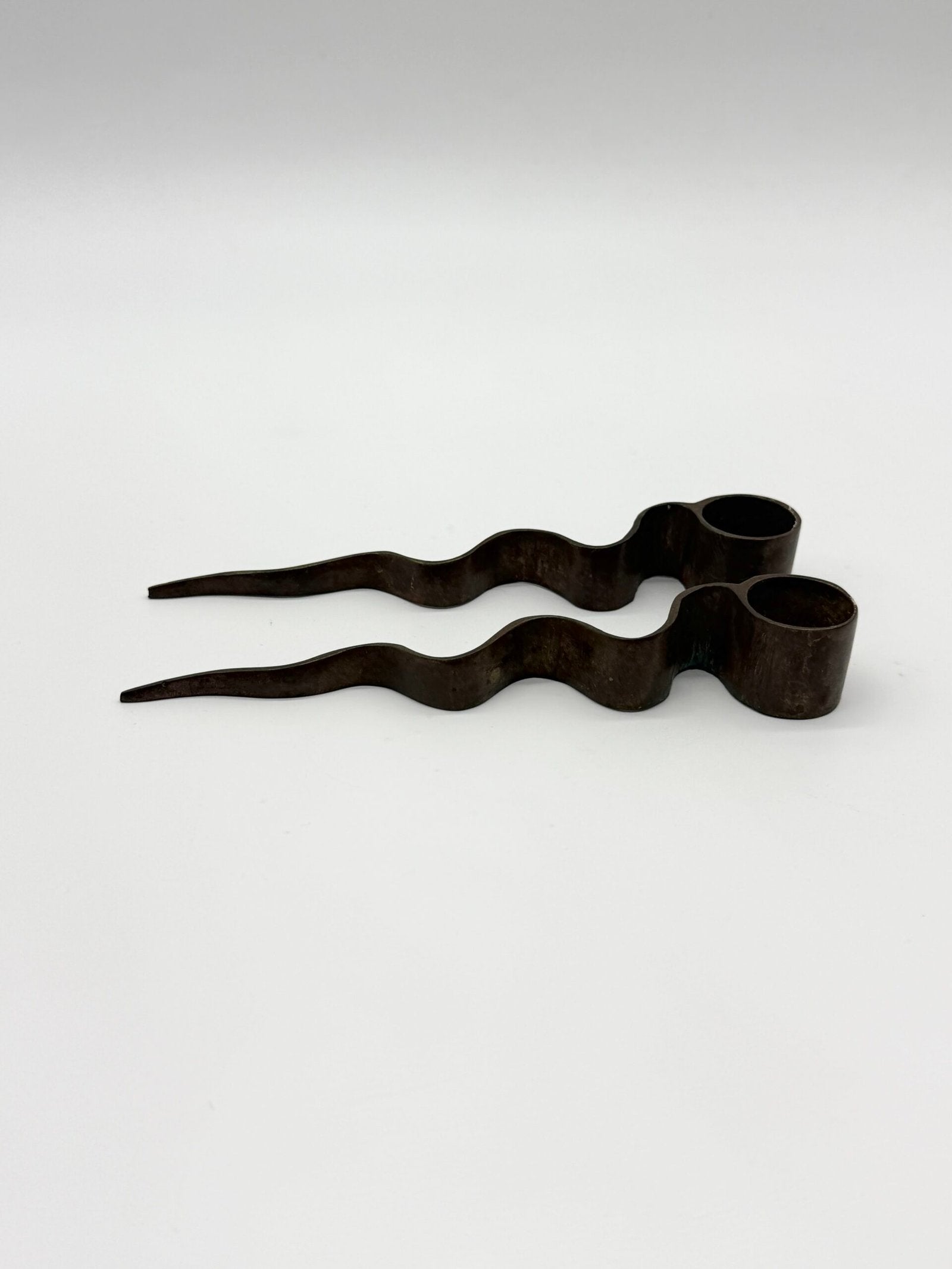 PAIRE DE BOUGEOIRS "SERPENTIN", MODERNISTE, 1970s