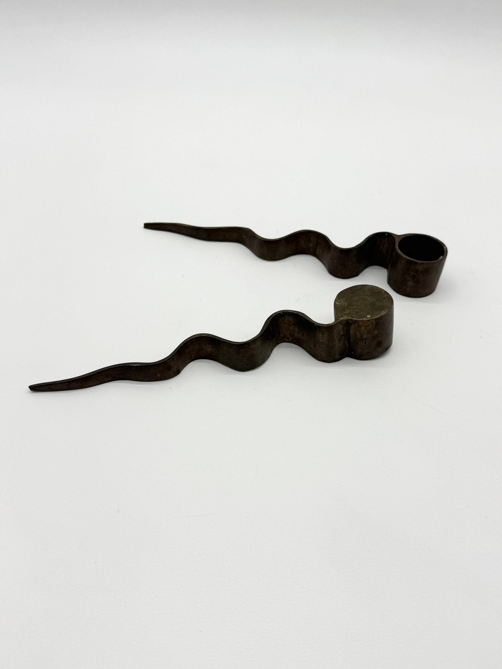 PAIRE DE BOUGEOIRS "SERPENTIN", MODERNISTE, 1970s