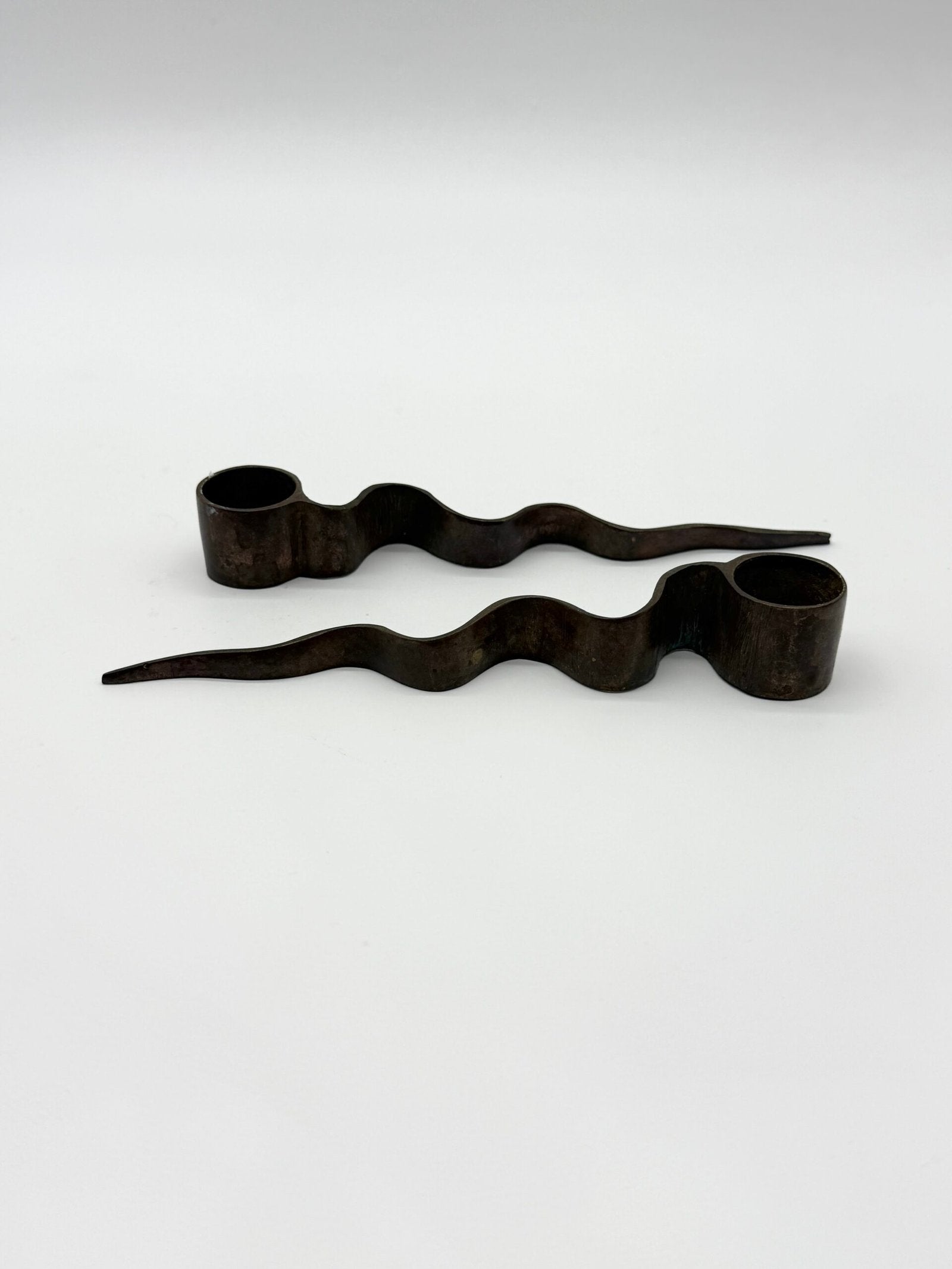 PAIRE DE BOUGEOIRS "SERPENTIN", MODERNISTE, 1970s