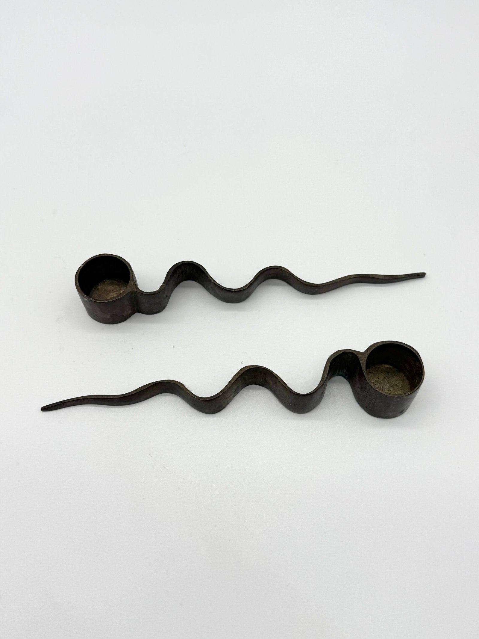 PAIRE DE BOUGEOIRS "SERPENTIN", MODERNISTE, 1970s