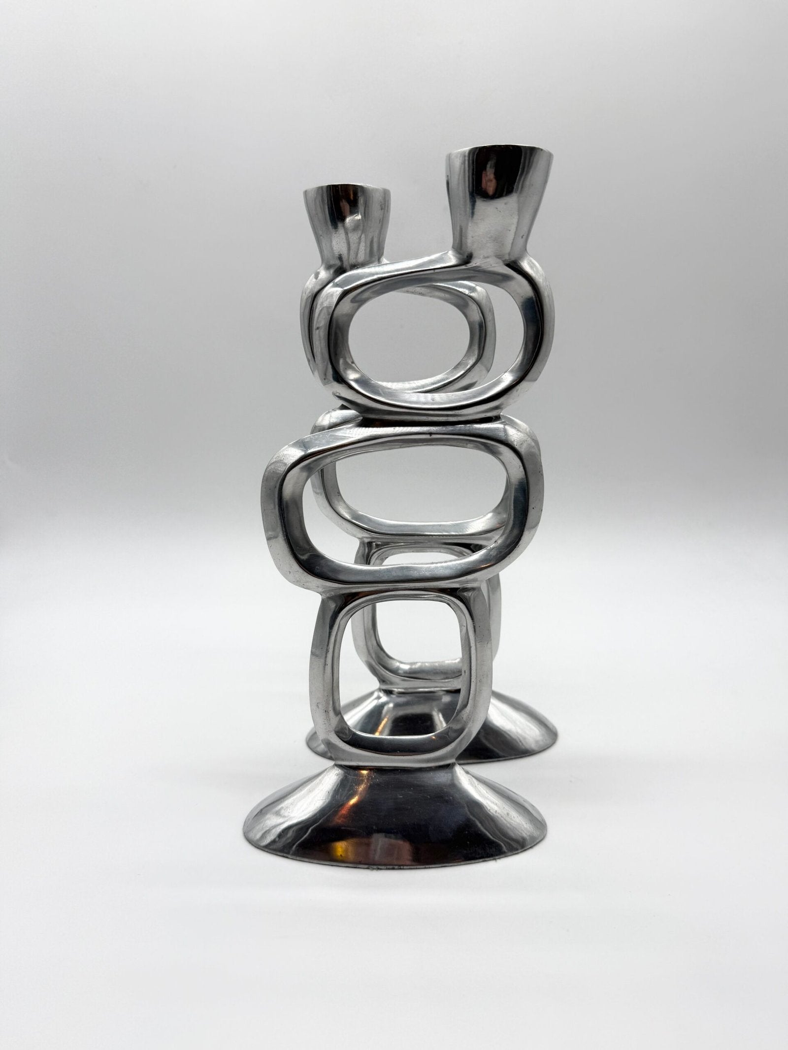 PAIRE DE BOUGEOIRS “CIRCLE” – MATTHEW HILTON, 1980s