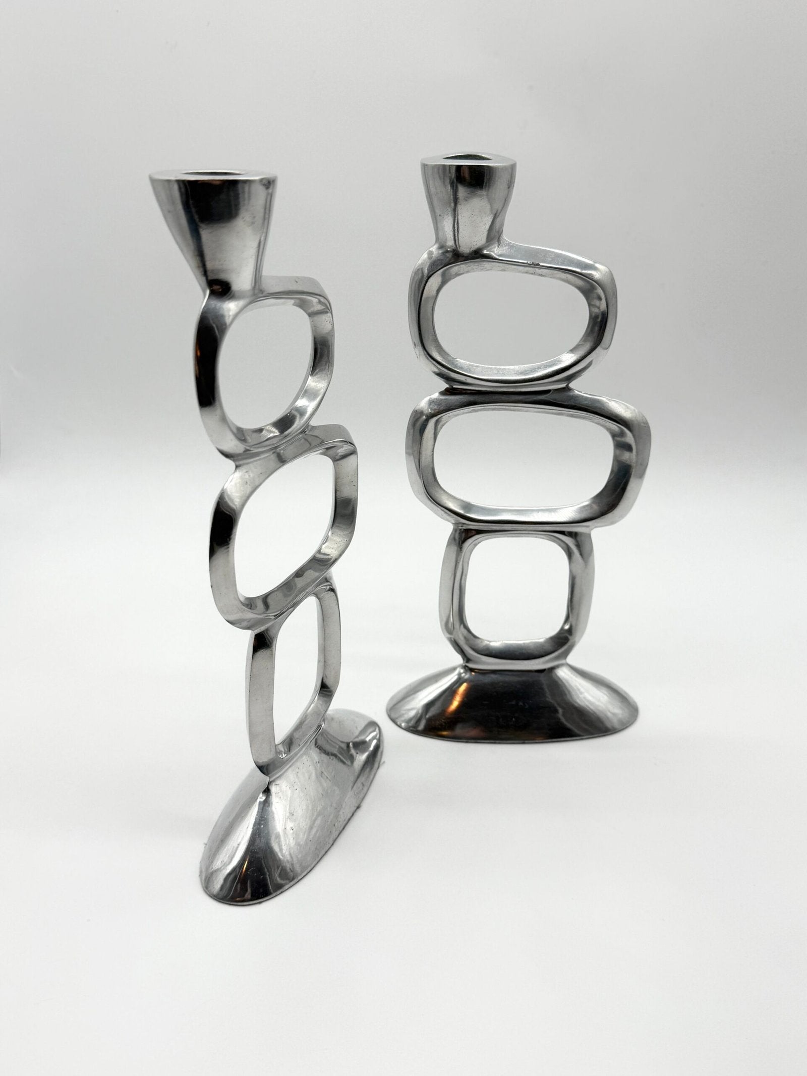 PAIRE DE BOUGEOIRS “CIRCLE” – MATTHEW HILTON, 1980s