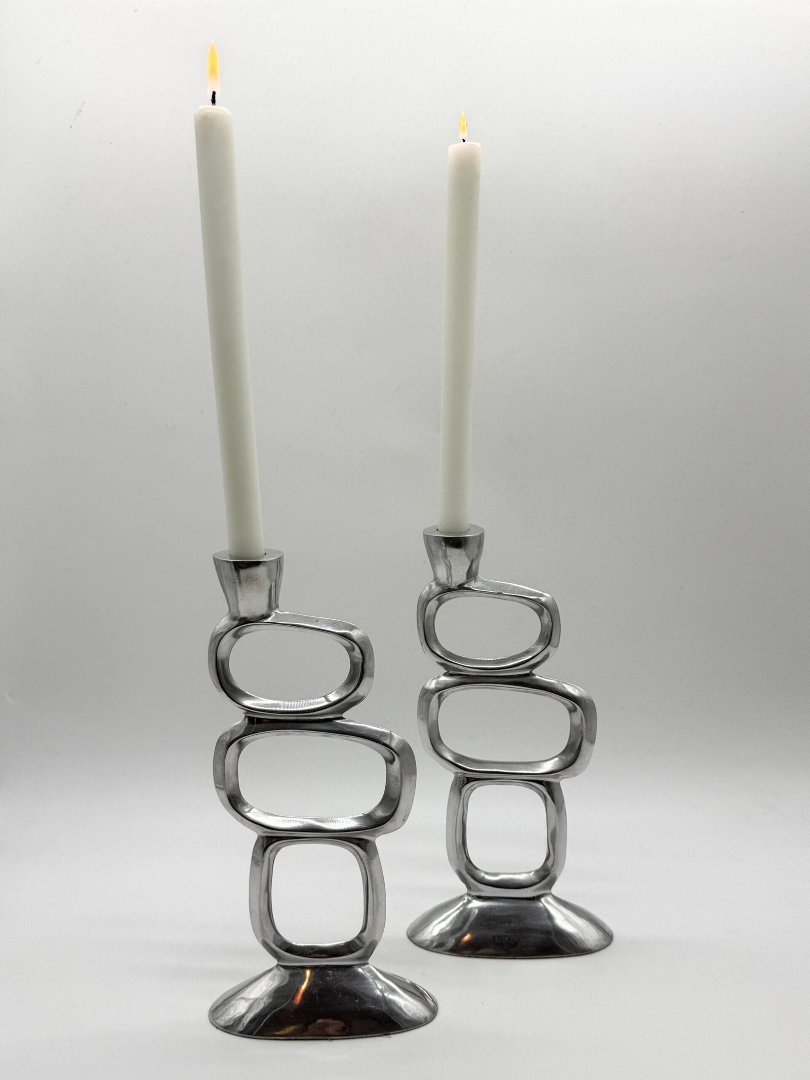 PAIRE DE BOUGEOIRS “CIRCLE” – MATTHEW HILTON, 1980s