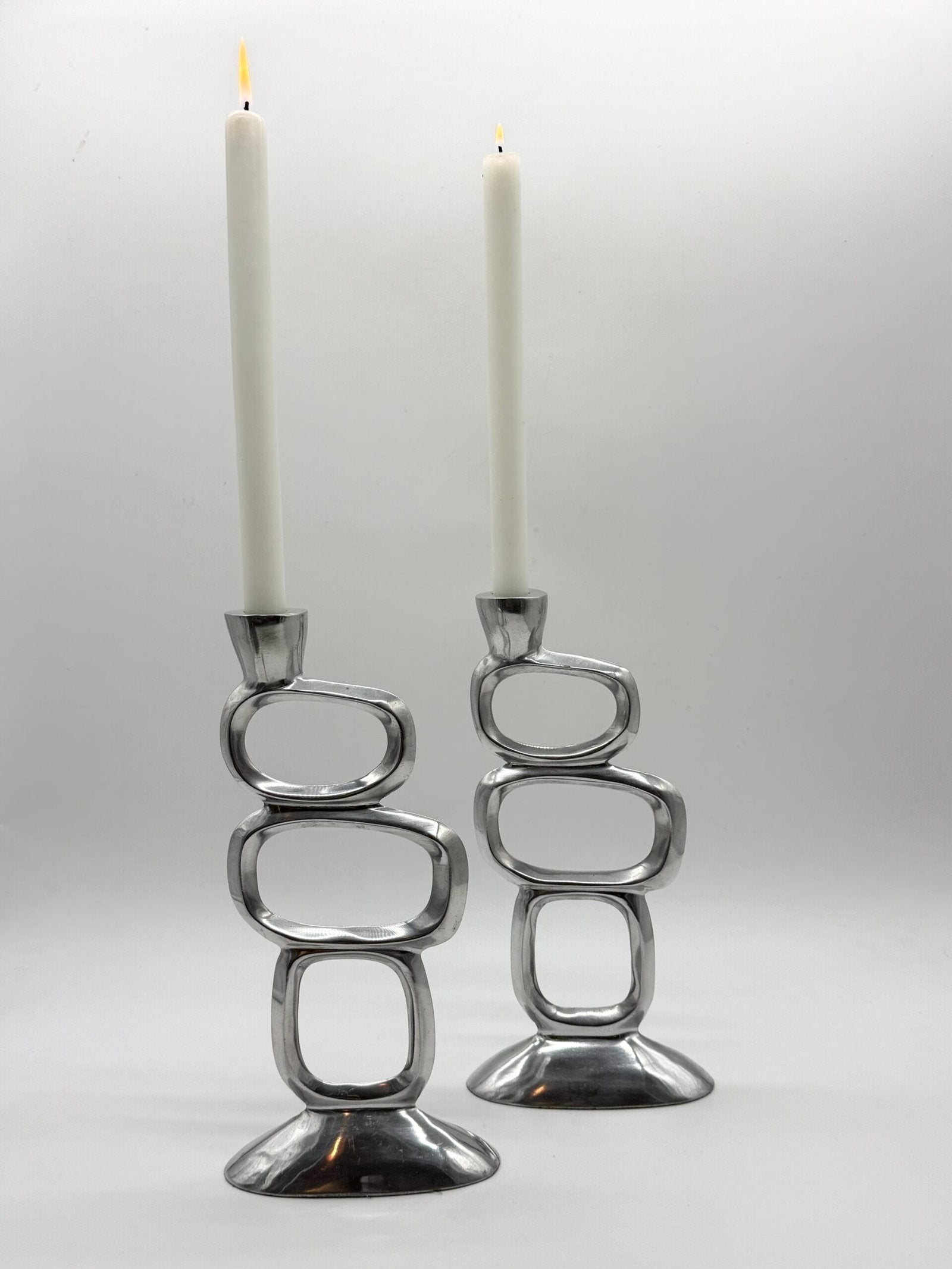 PAIRE DE BOUGEOIRS “CIRCLE” – MATTHEW HILTON, 1980s